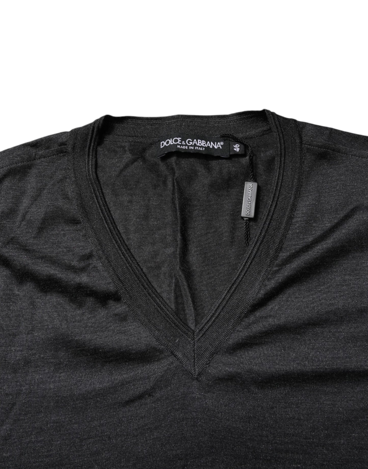 T-shirt à manches courtes et col en V en soie gris foncé