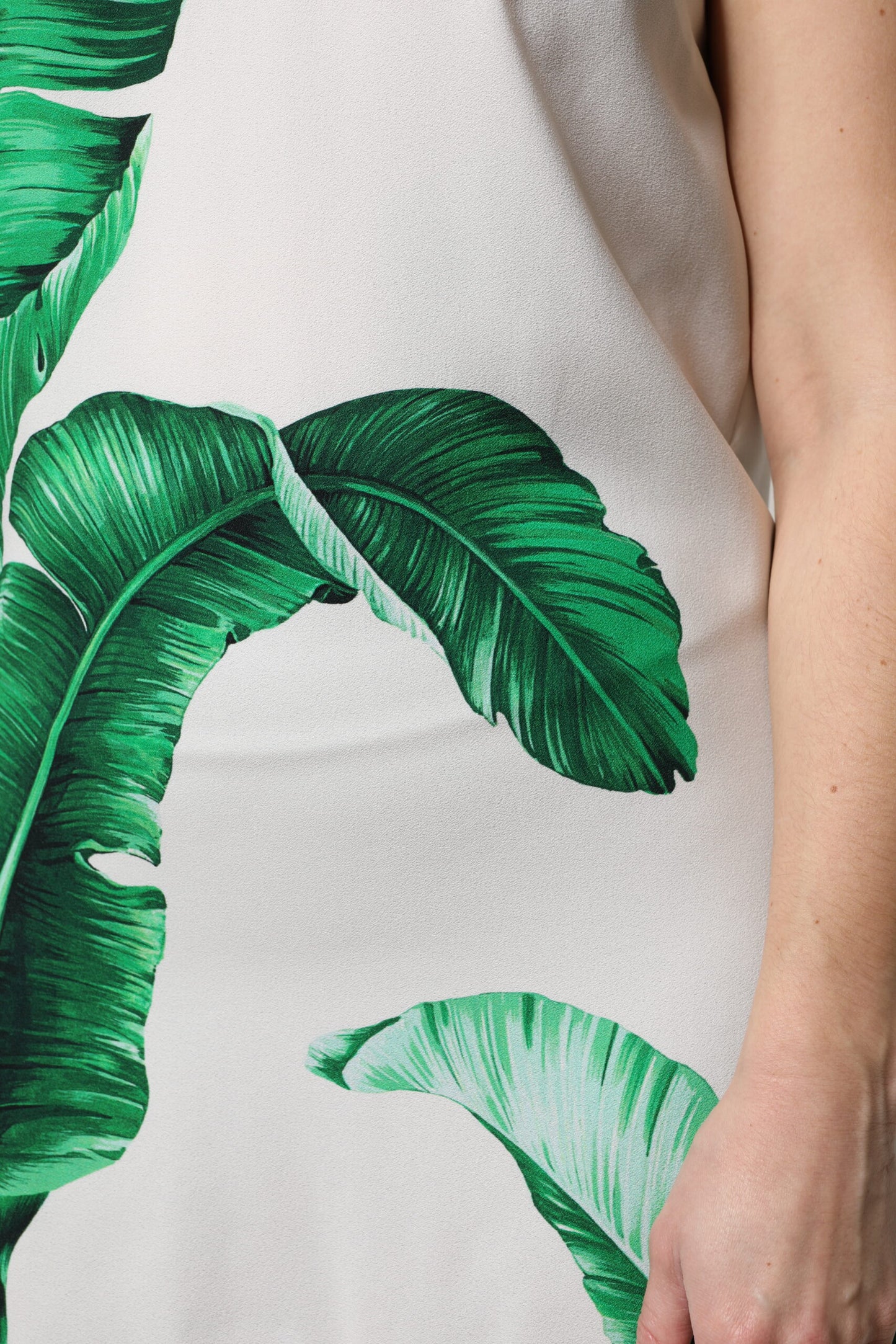 Camiseta sin mangas de cuello redondo con estampado de hojas de plátano blancas