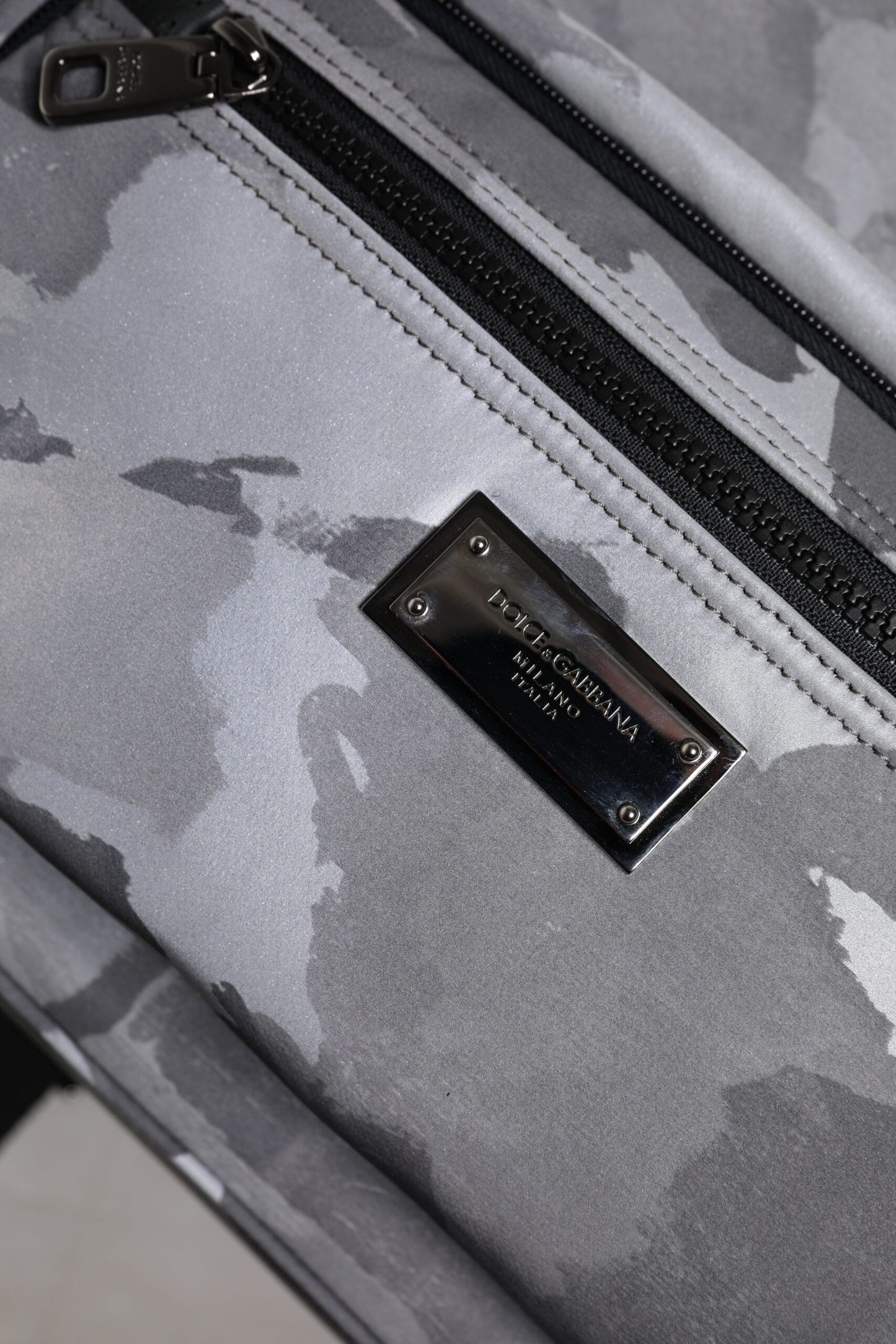 Mochila de algodón gris con placa de logotipo de camuflaje