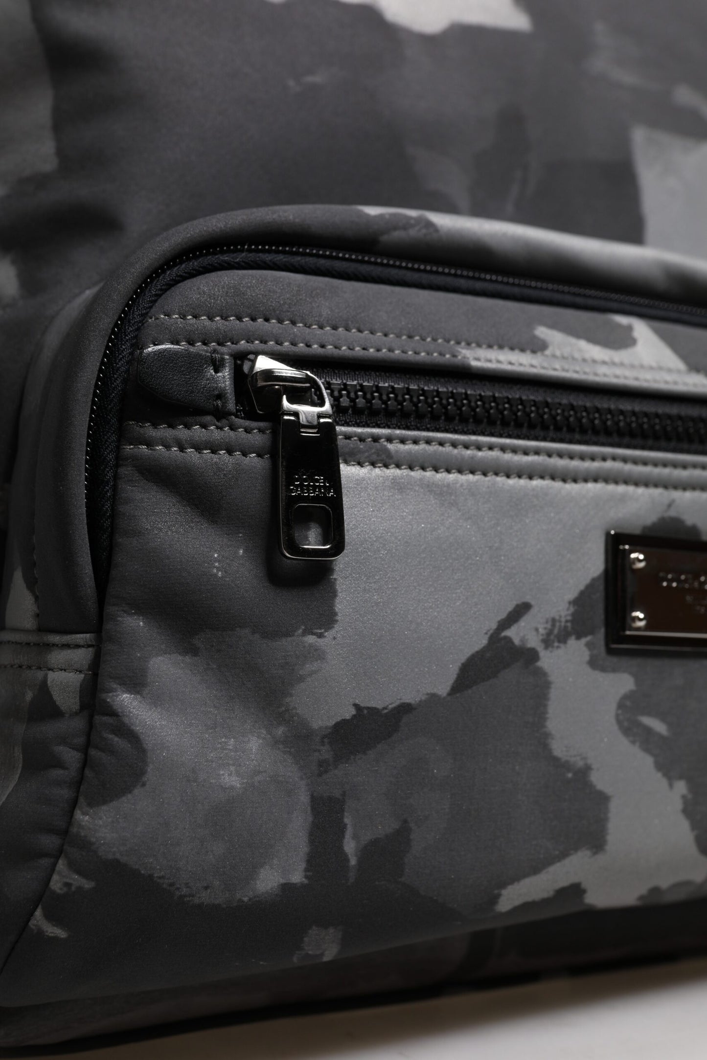 Mochila de algodón gris con placa de logotipo de camuflaje