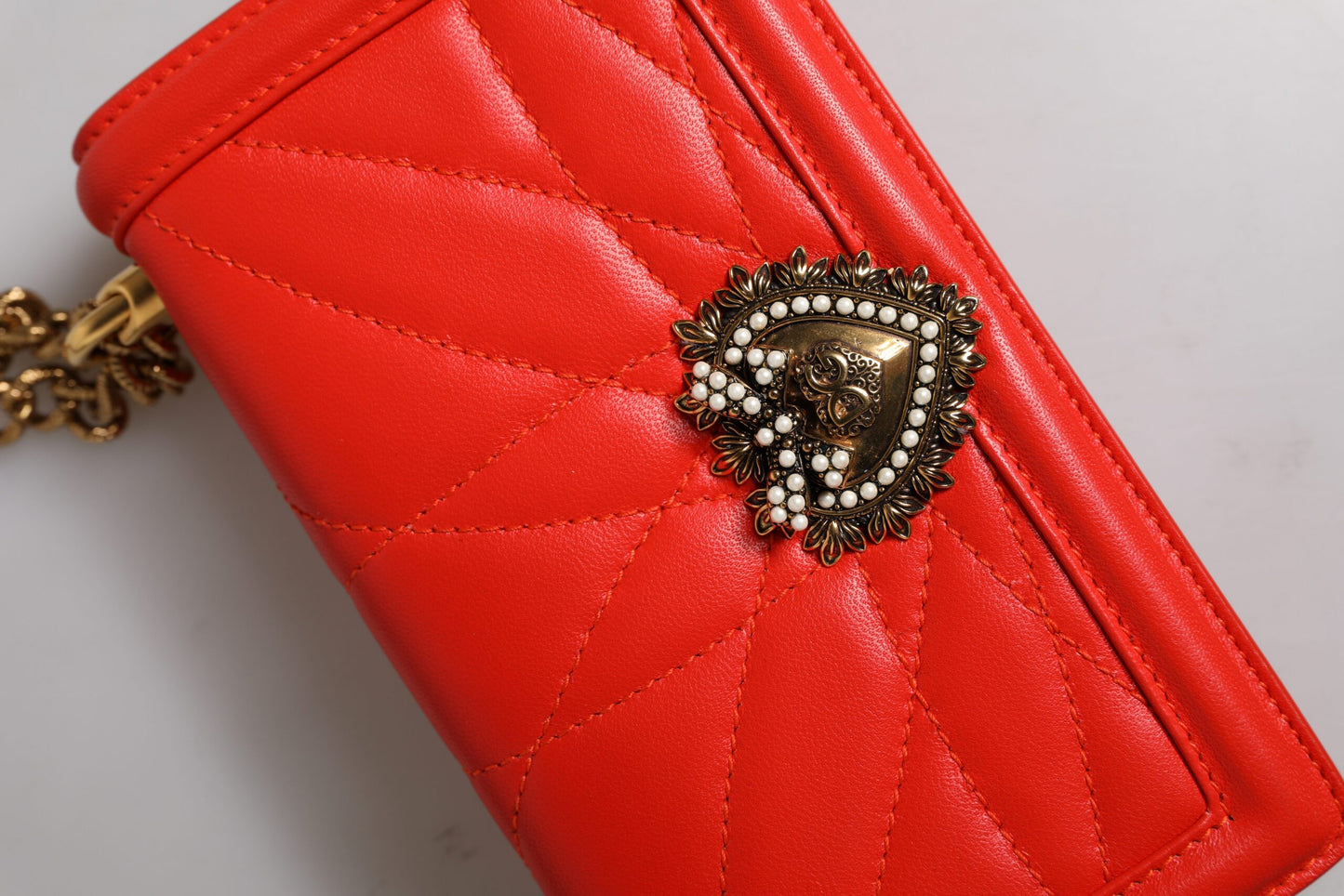 Sac bandoulière matelassé rouge Devotion avec chaîne pour téléphone