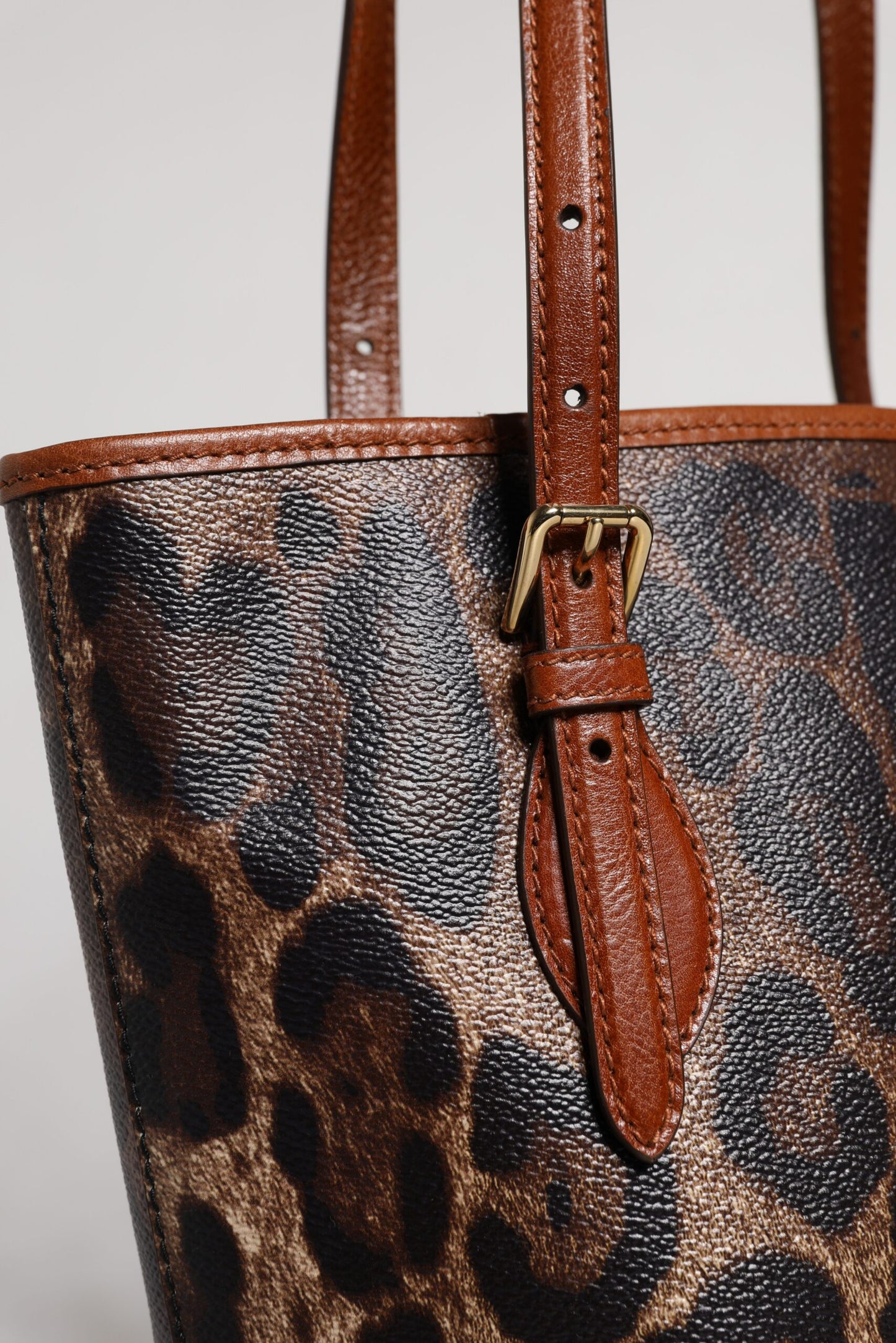 Bolso tote de piel de leopardo marrón con correa para el hombro