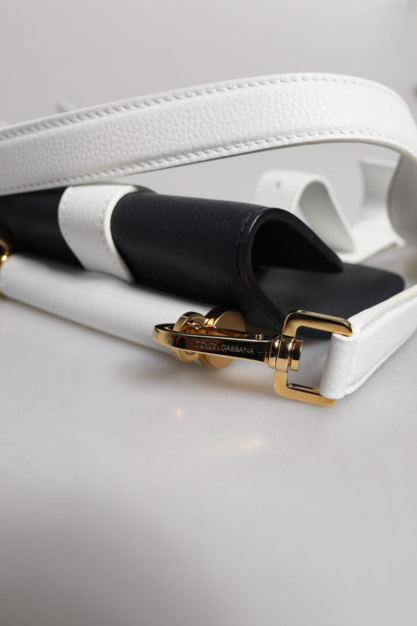 Bolso bandolera de piel de becerro azul y blanca