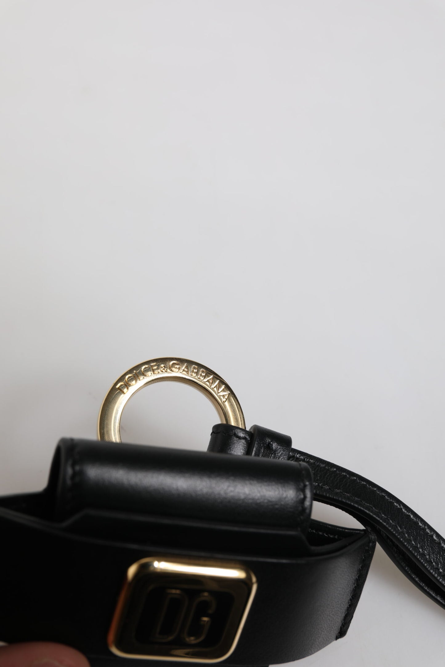 Estuche para AirPods con correa de cuero negra y placa de logotipo de metal dorado