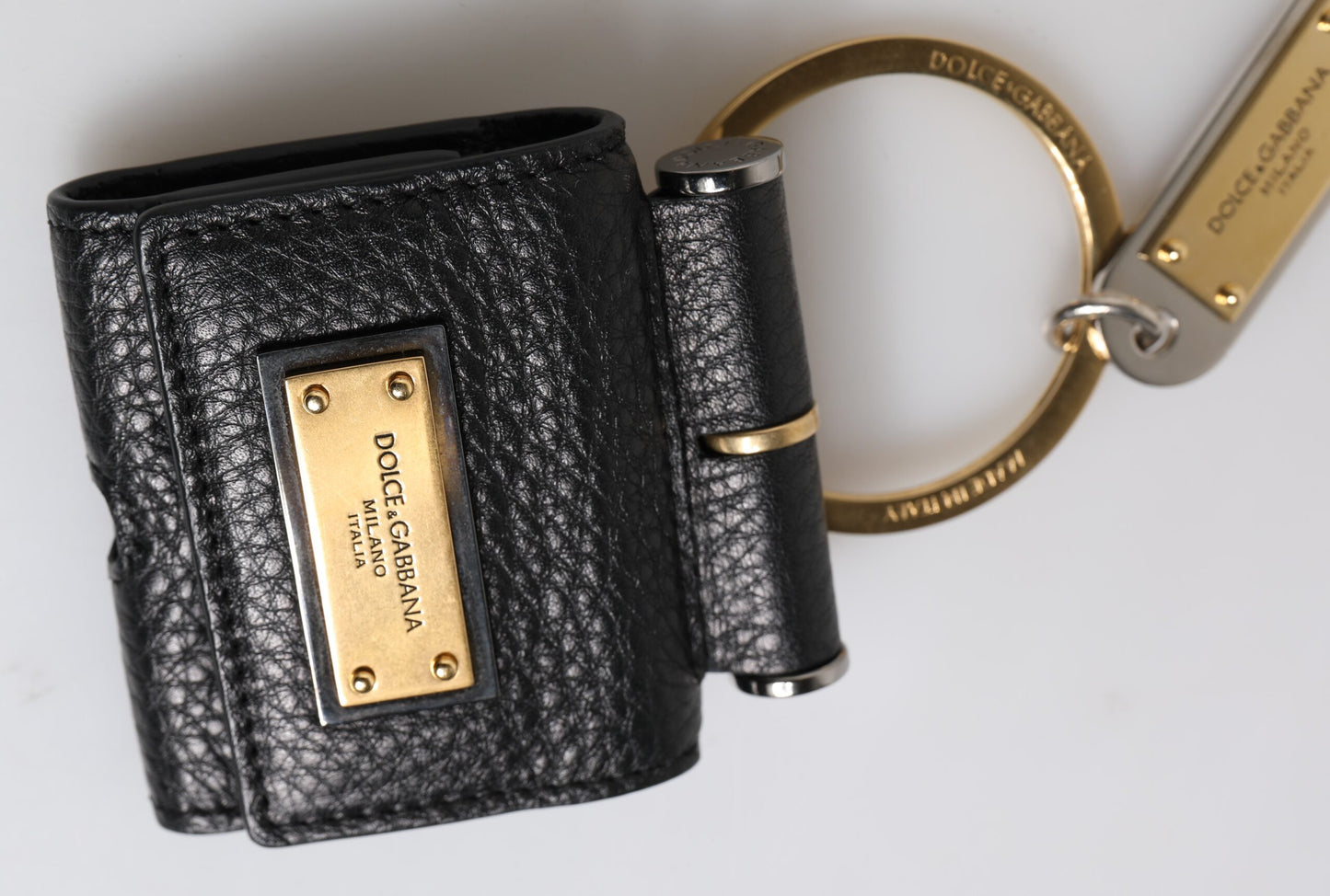 Estuche para AirPods con correa de cuero negra y placa de logotipo de metal dorado