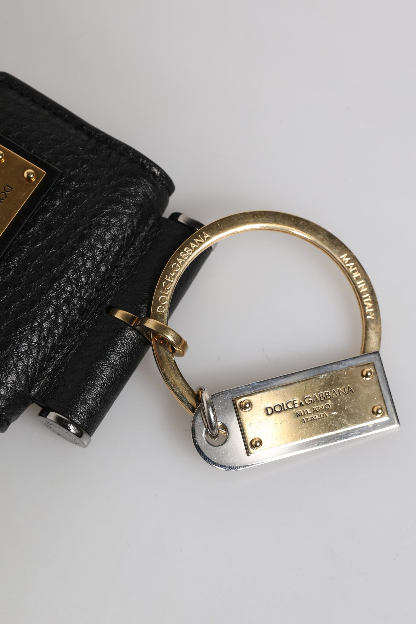 Estuche para AirPods con correa de cuero negra y placa de logotipo de metal dorado