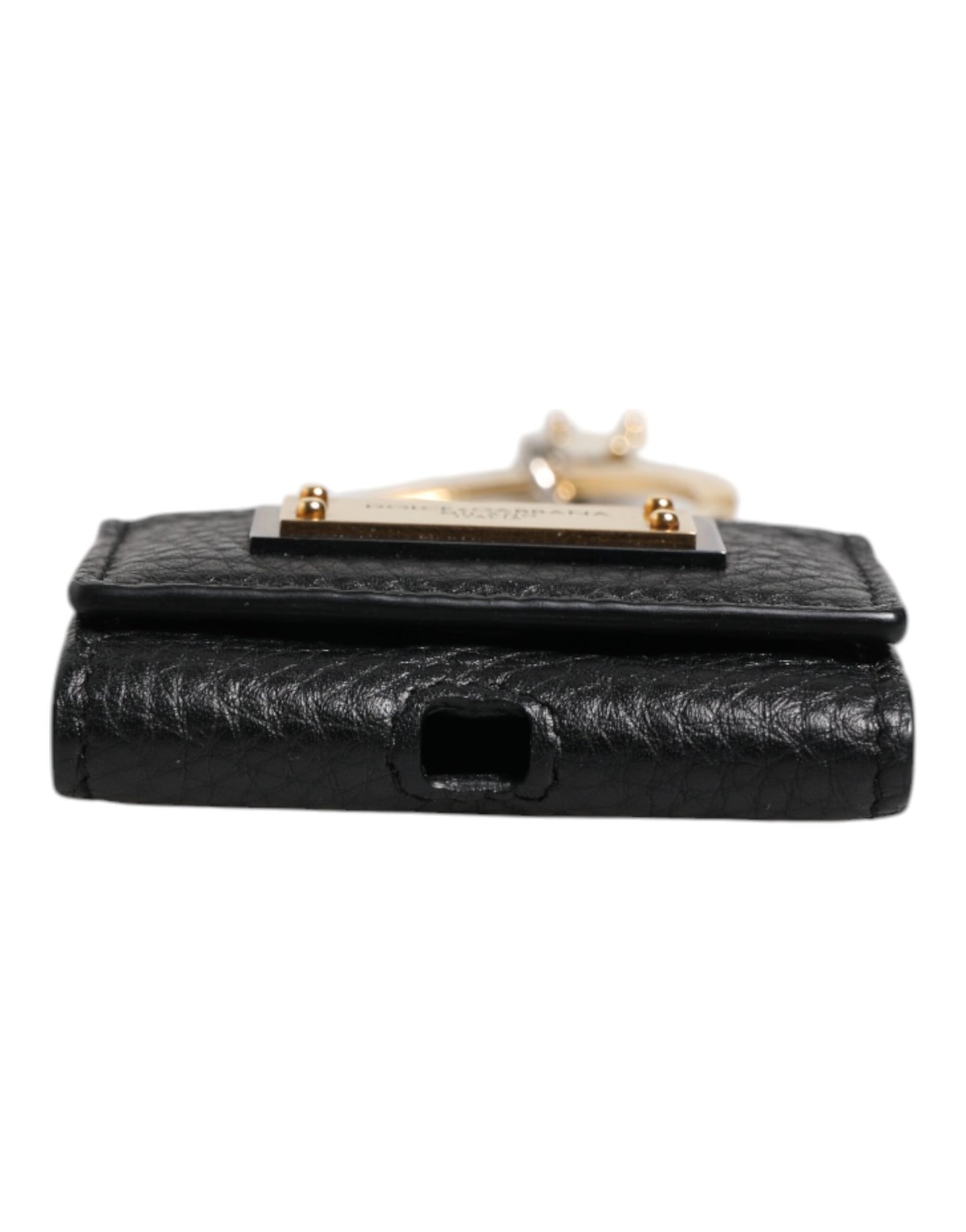 Estuche para AirPods con correa de cuero negra y placa de logotipo de metal dorado