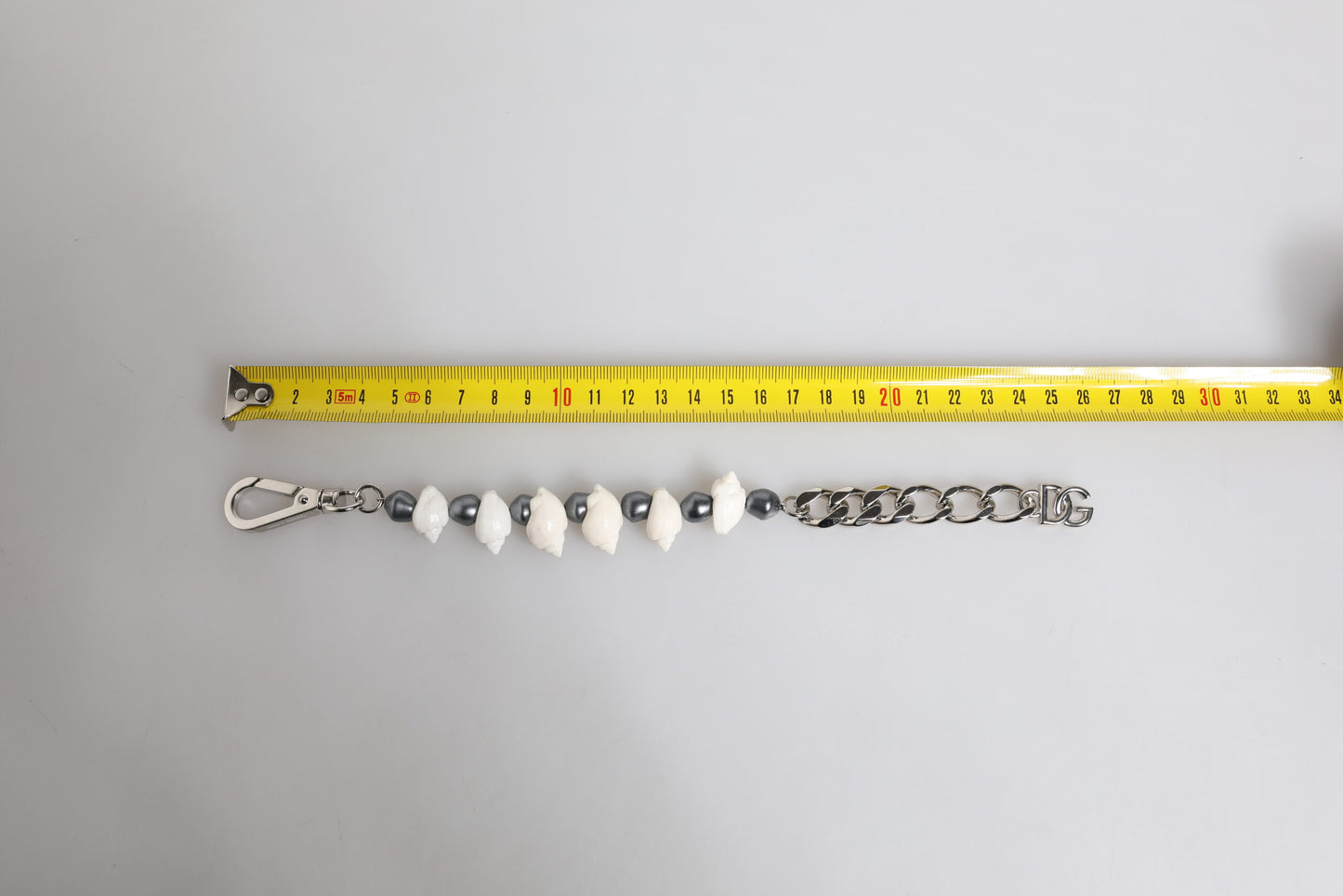 Pulsera con colgante del logotipo de DG en latón plateado con cuentas de concha