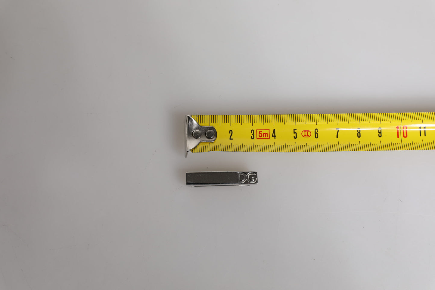 Clip para corbata con logotipo de latón en tono plateado