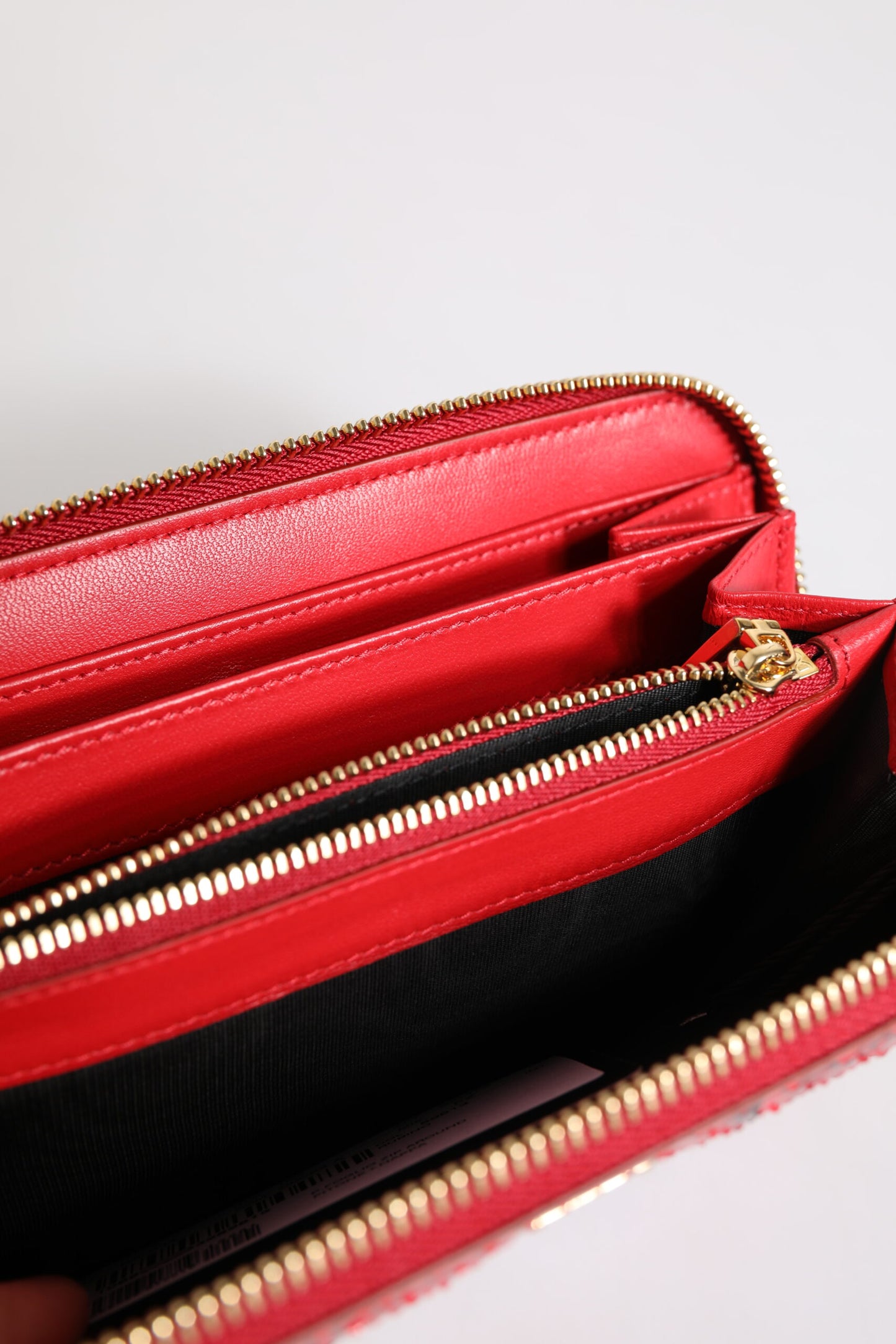 Cartera de mano continental con cremallera en cuero exótico rojo
