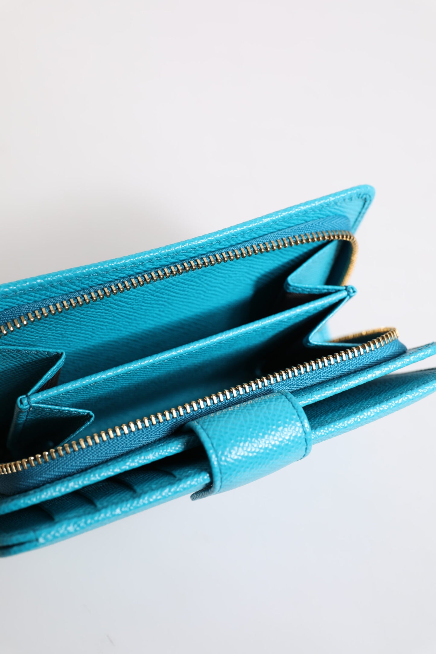 Cartera de mano continental plegable de cuero azul claro