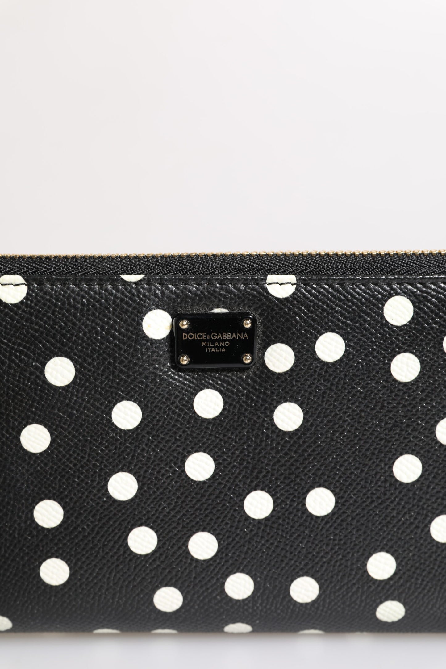 Cartera continental de cuero con cremallera y lunares blancos y negros