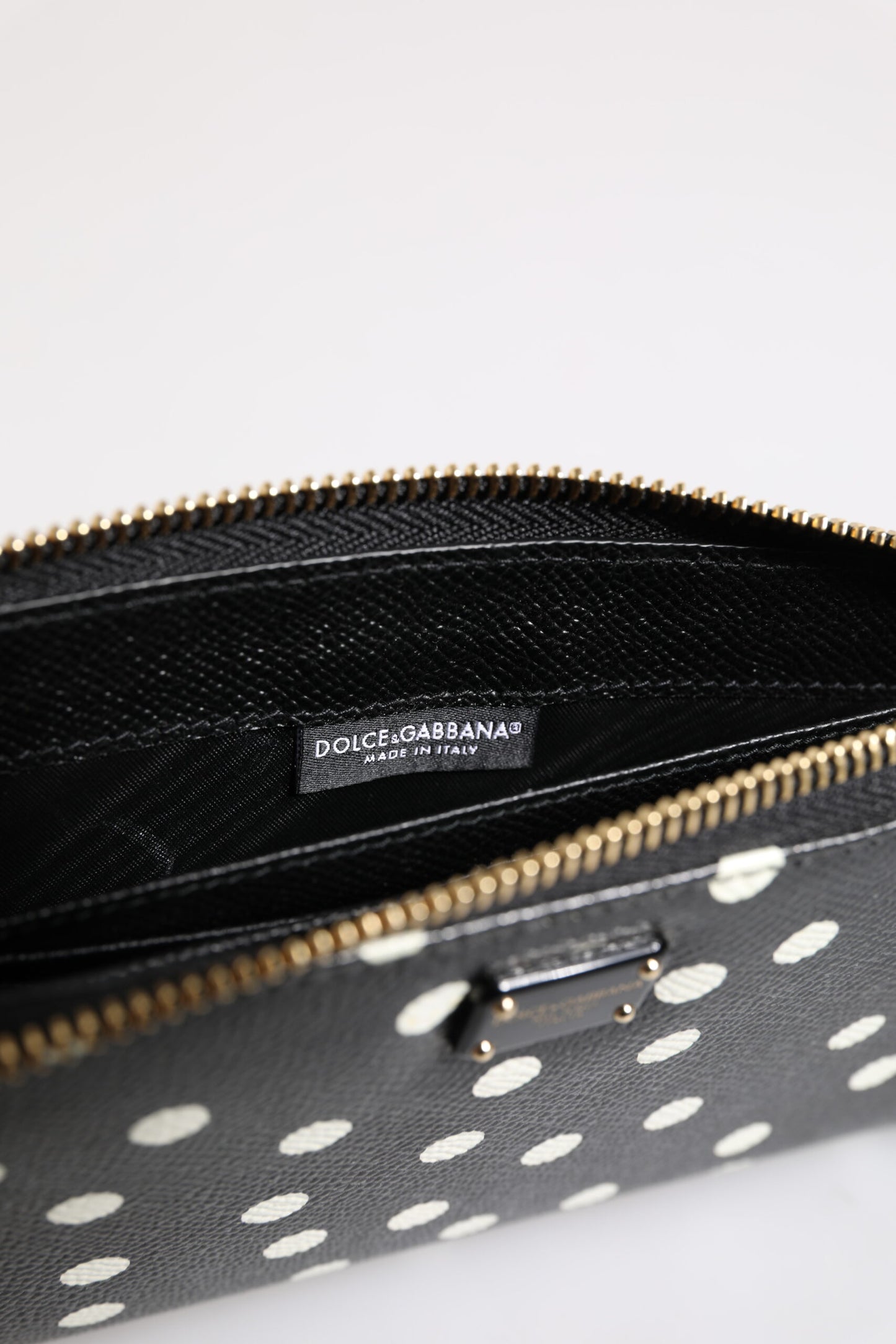 Cartera continental de cuero con cremallera y lunares blancos y negros