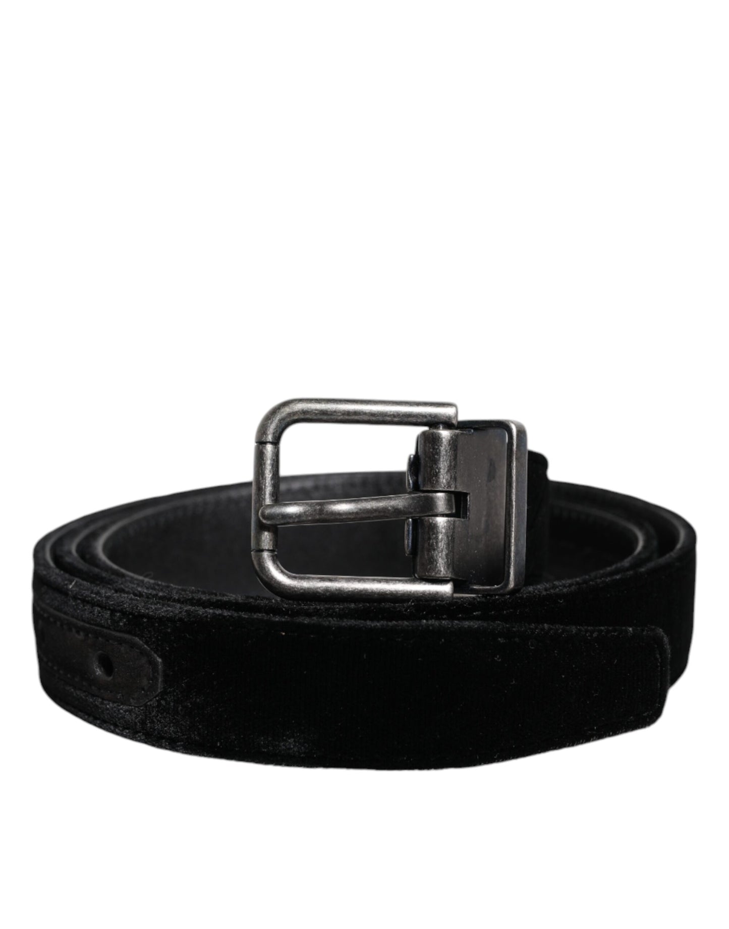 Cinturón clásico de cuero negro con hebilla de metal