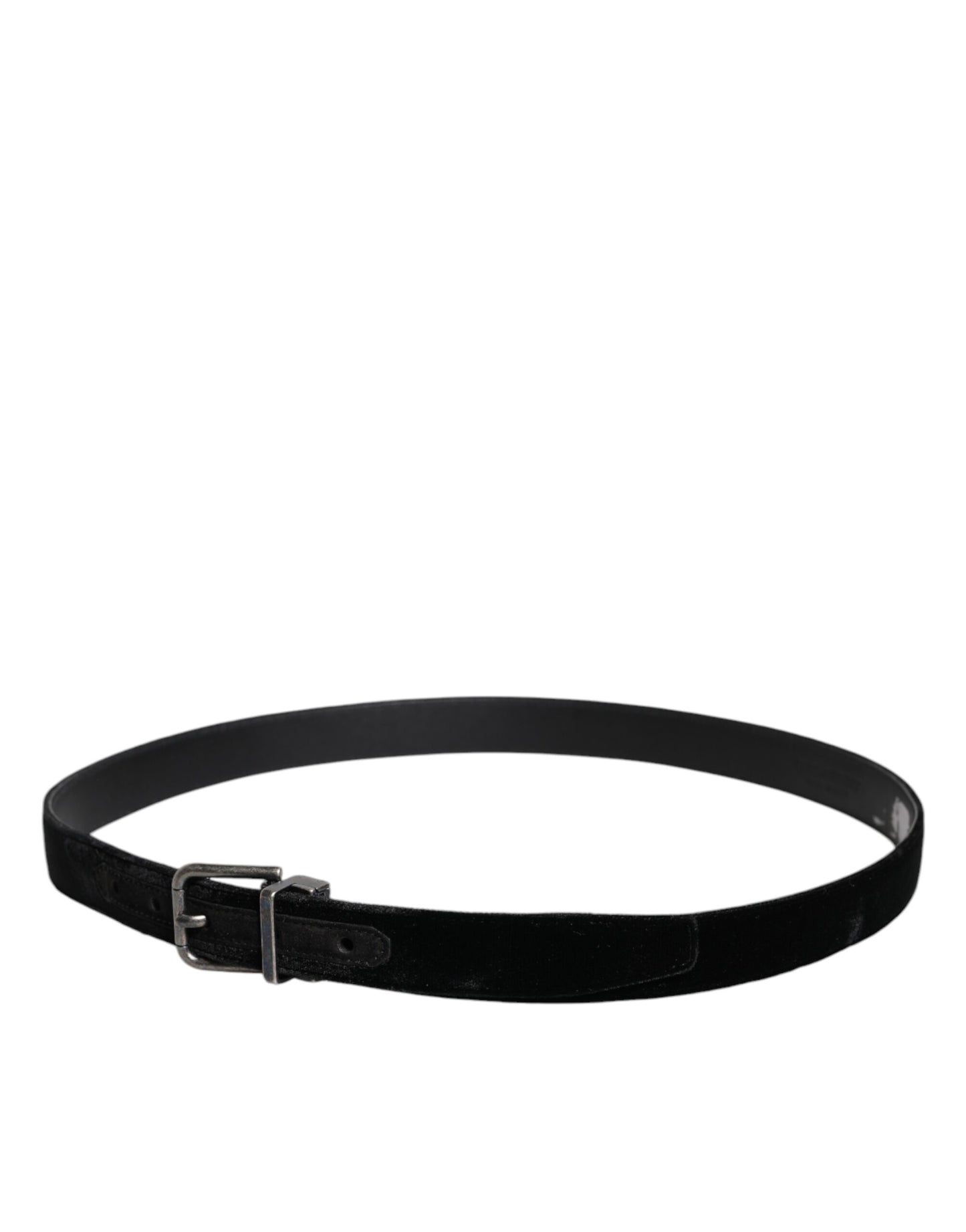 Cinturón clásico de cuero negro con hebilla de metal