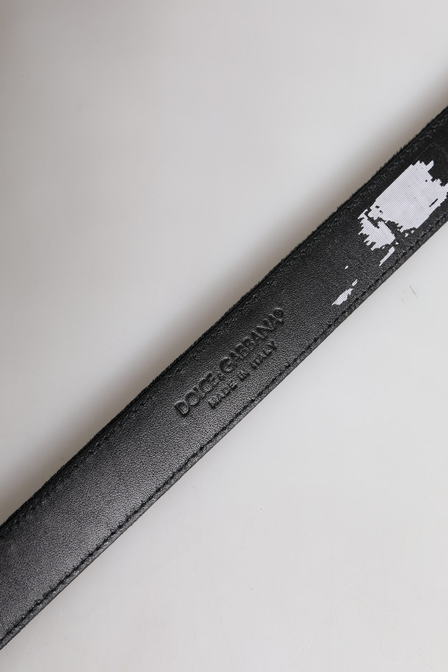 Cinturón clásico de cuero negro con hebilla de metal