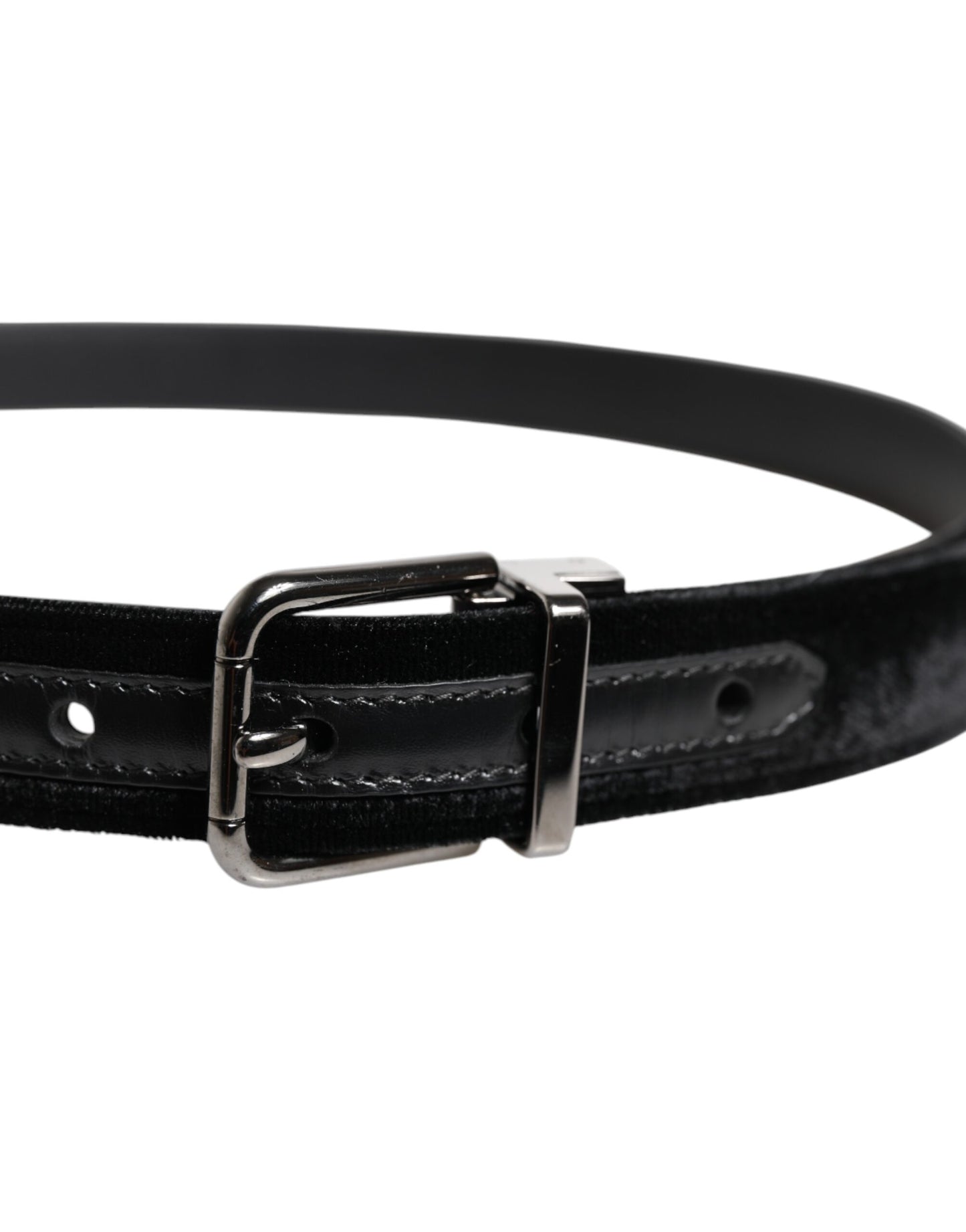 Cinturón clásico de cuero negro con hebilla de metal