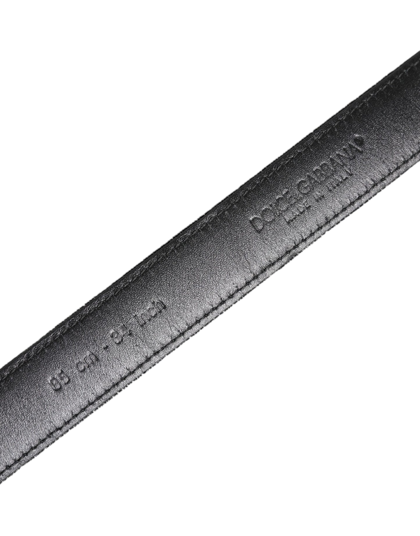 Cinturón clásico de cuero negro con hebilla de metal
