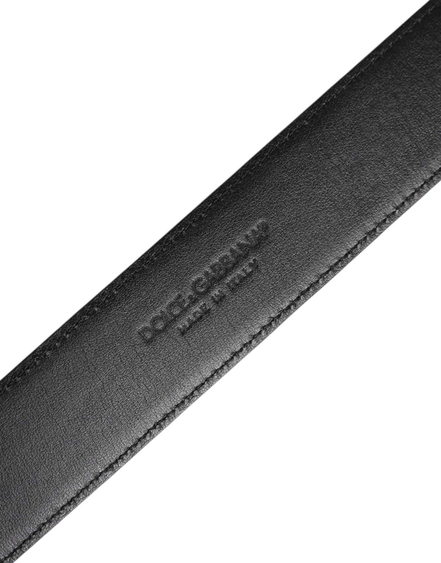 Cinturón clásico de cuero negro con hebilla de metal