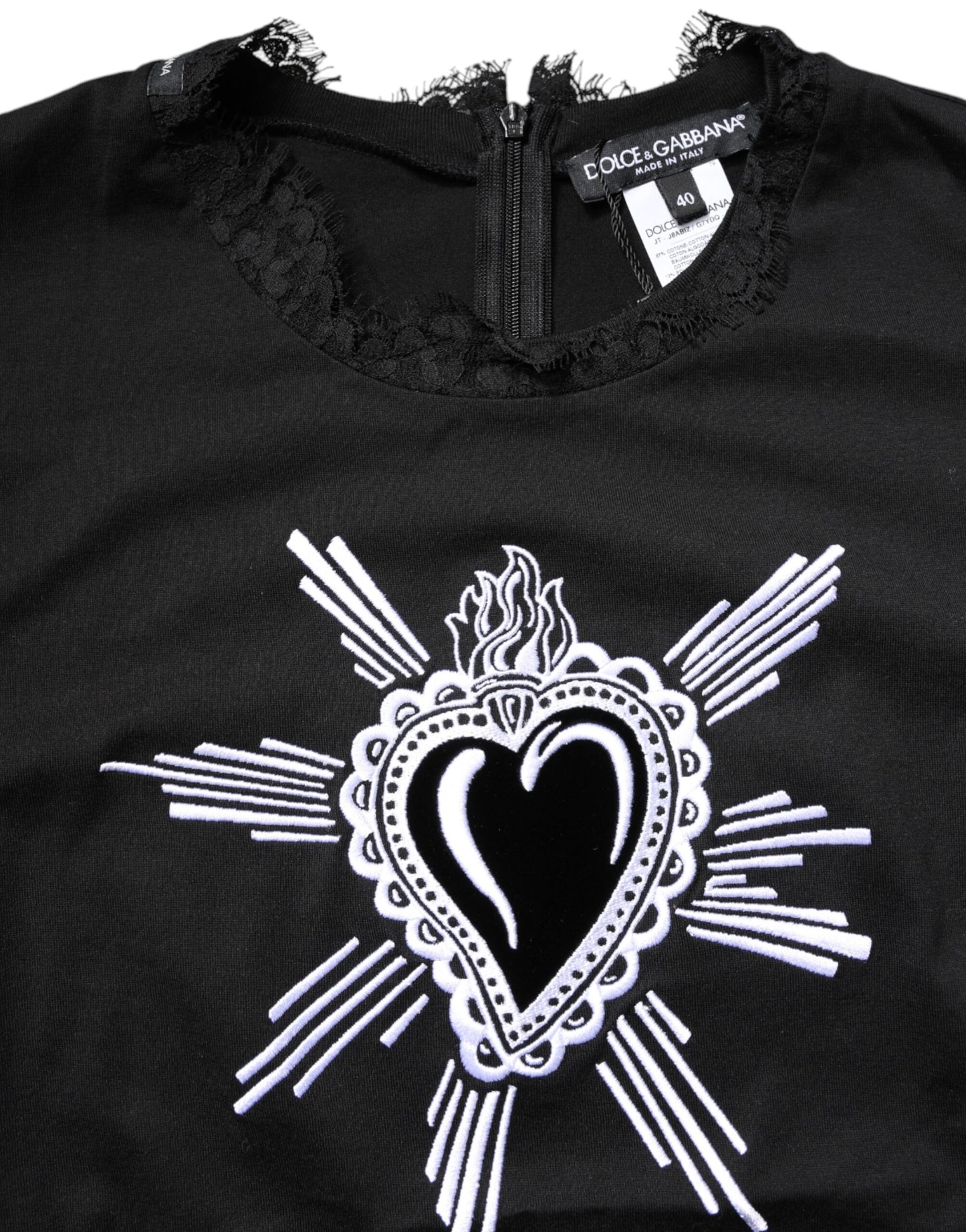Top de cuello redondo con encaje negro transparente y diseño de corazón sagrado