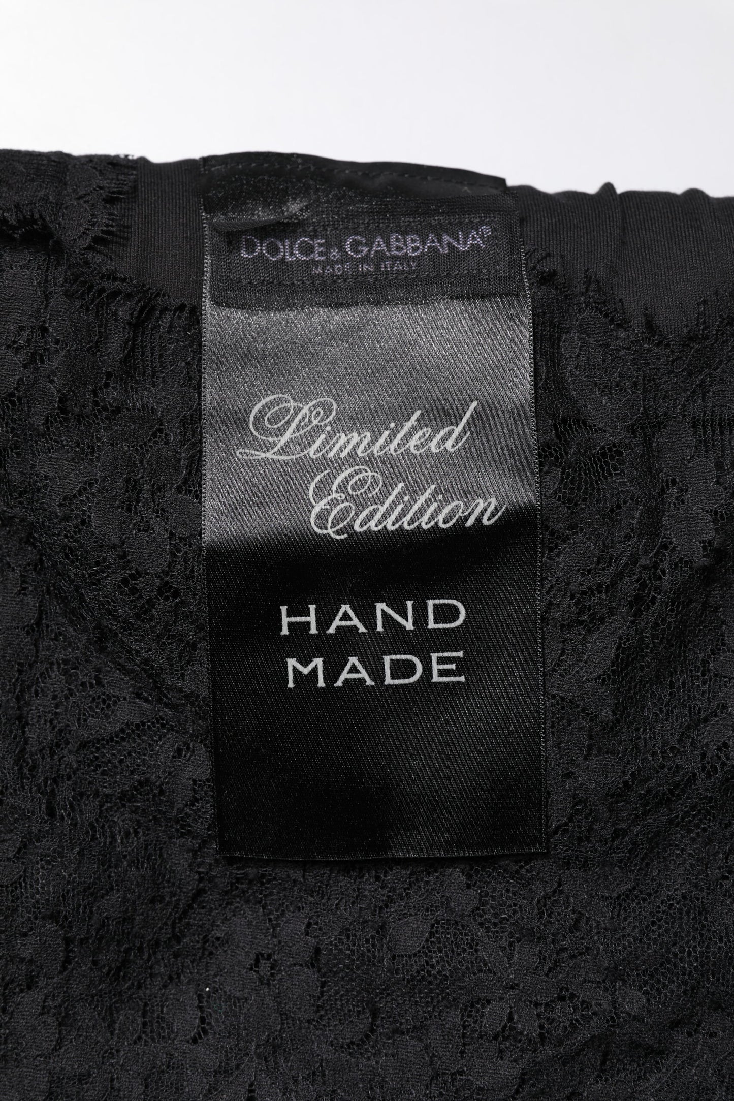 Top de cuello redondo con encaje negro transparente y diseño de corazón sagrado