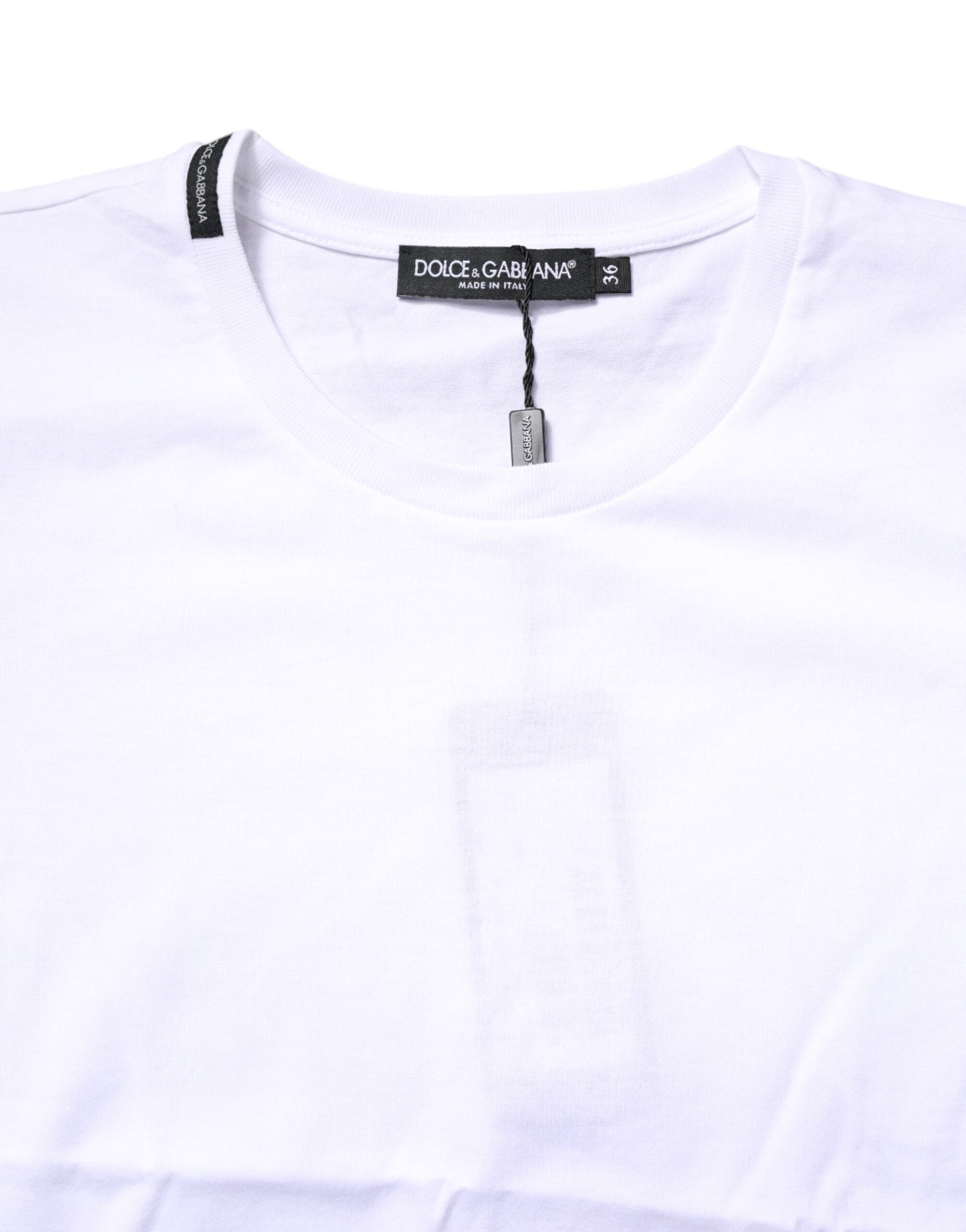 Camiseta blanca de algodón con cuello redondo y manga corta