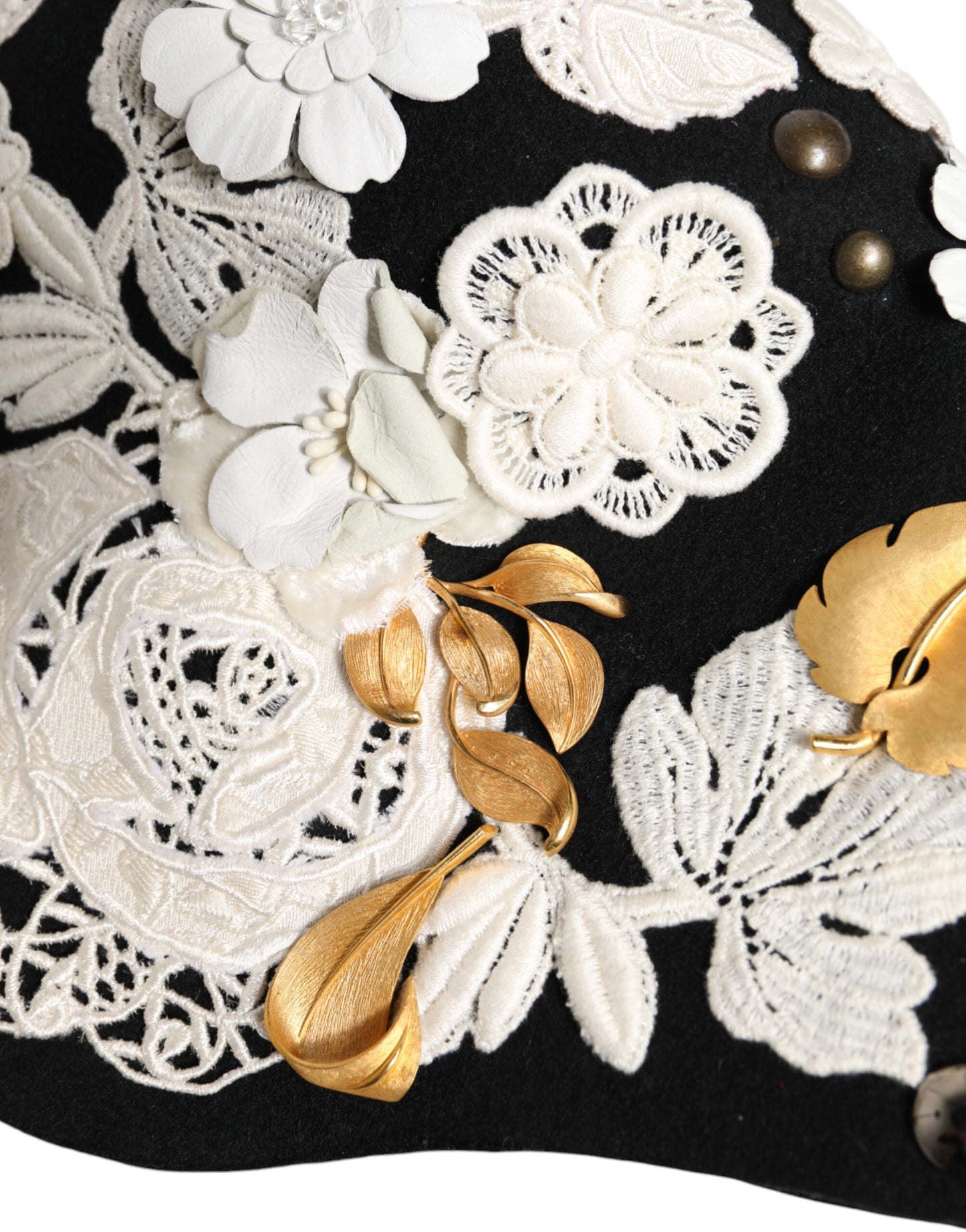 Sombrero cloche de lana negra con estampado floral blanco y hojas doradas