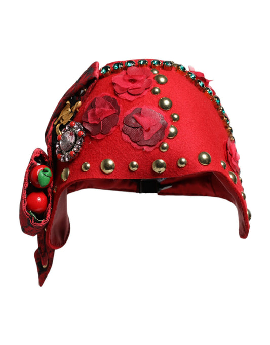Broche con rosas doradas y cristales rojos adornado con sombrero