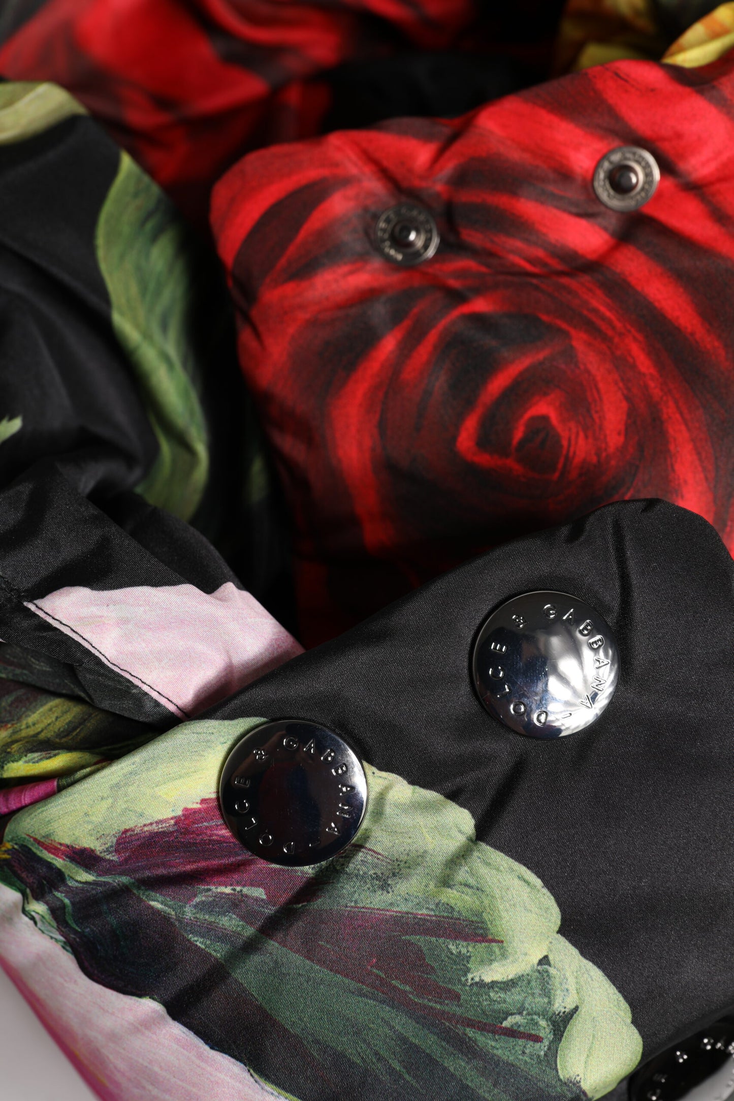 Gorro envolvente con estampado floral negro