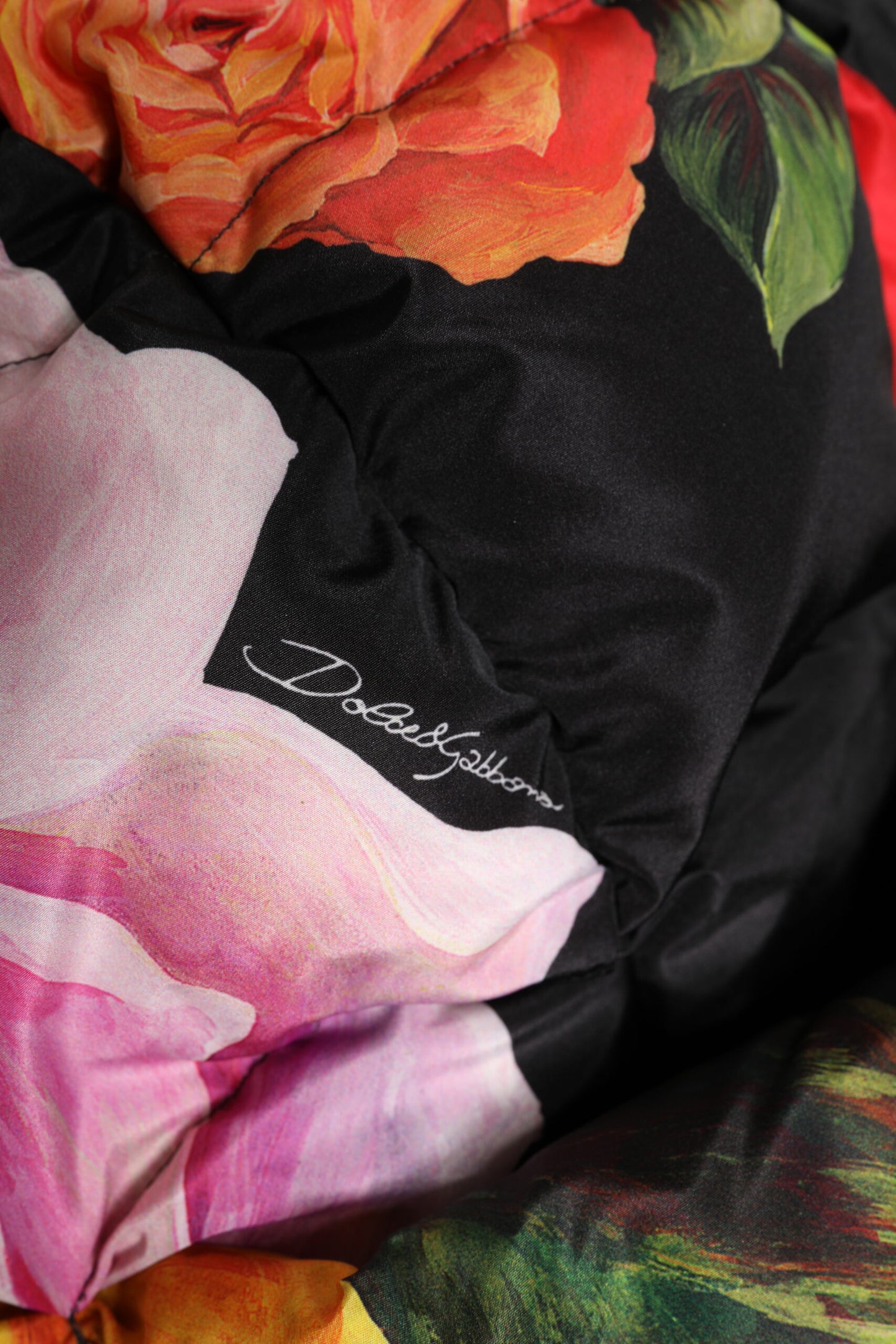 Gorro envolvente con estampado floral negro