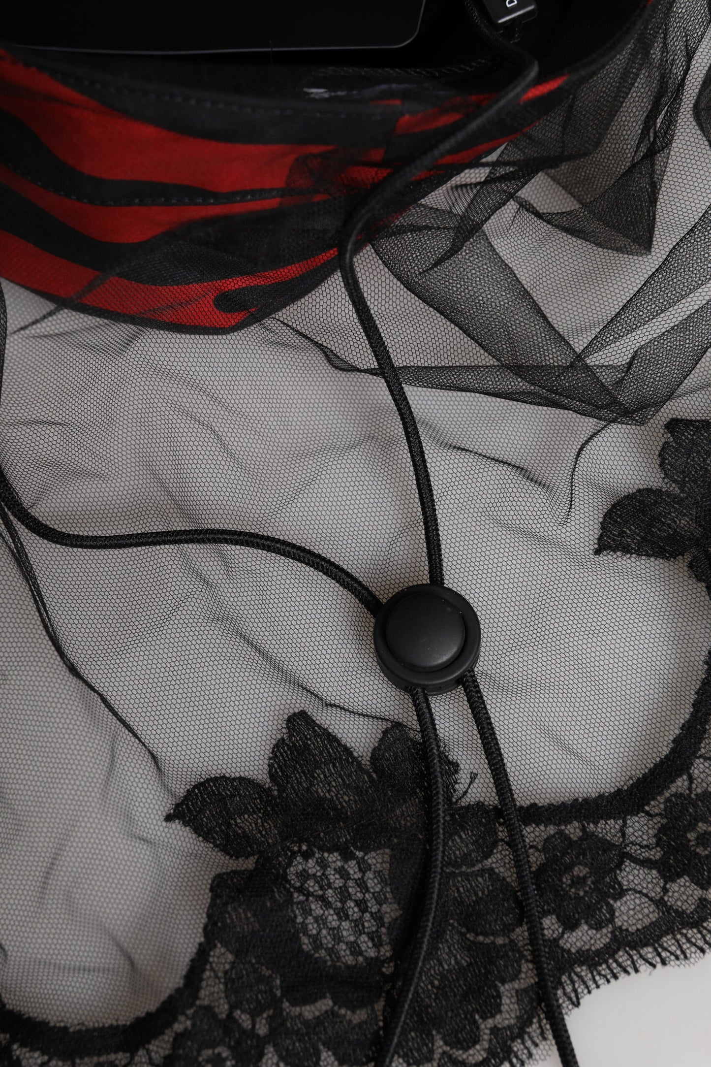 Chapeau bob en tulle et dentelle à rayures noires et rouges