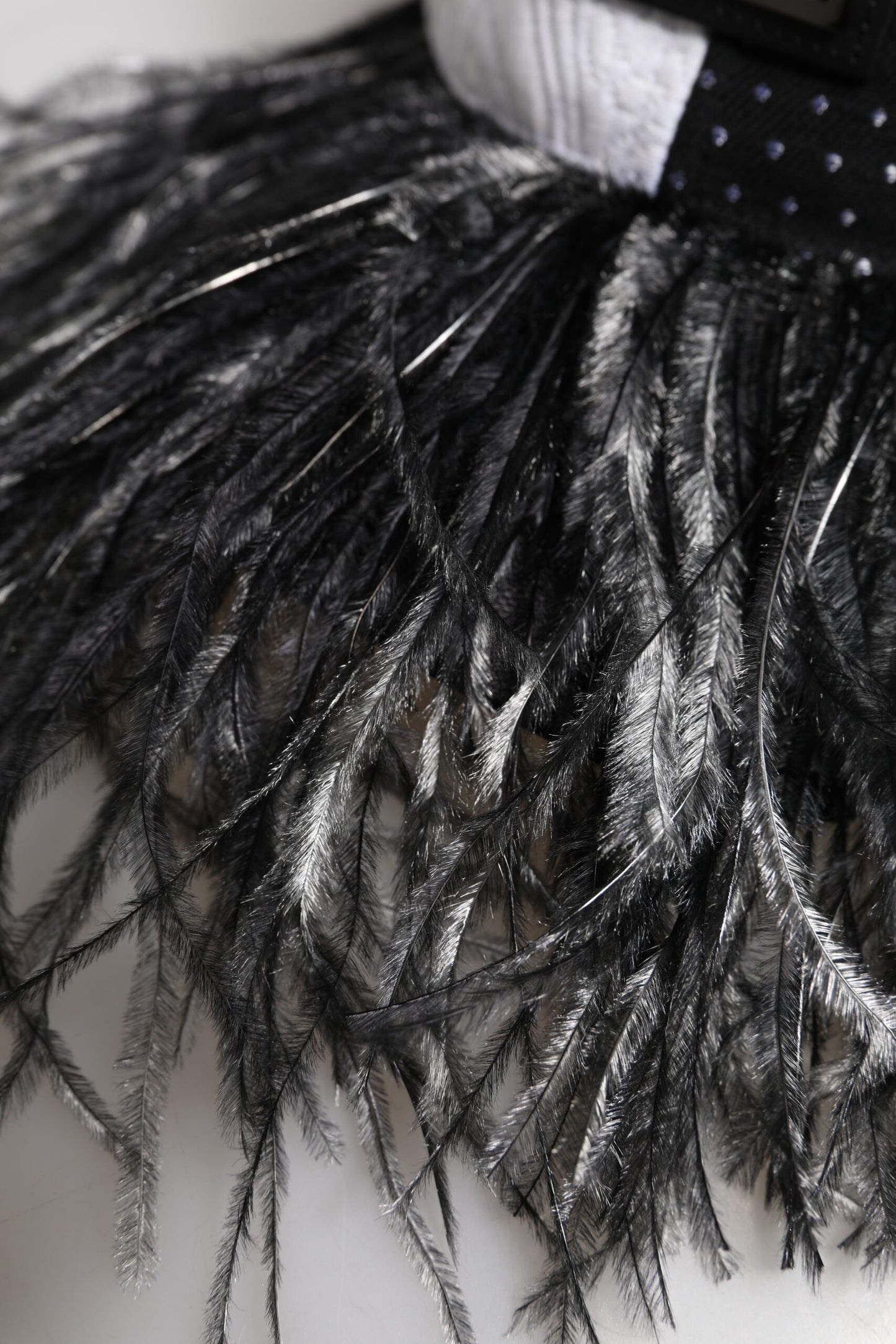 Casquette de baseball à pois blancs et noirs avec plumes