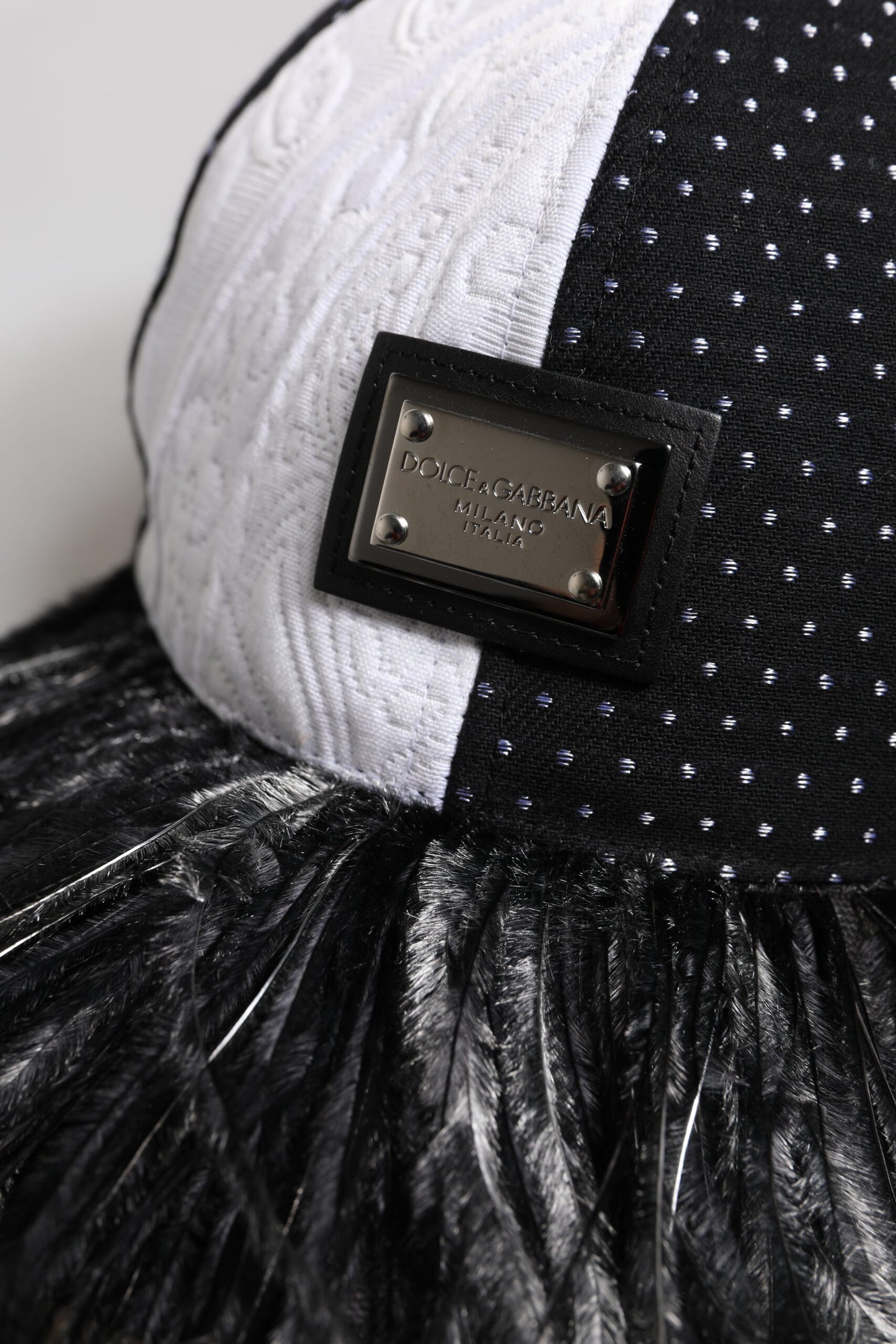 Casquette de baseball à pois blancs et noirs avec plumes