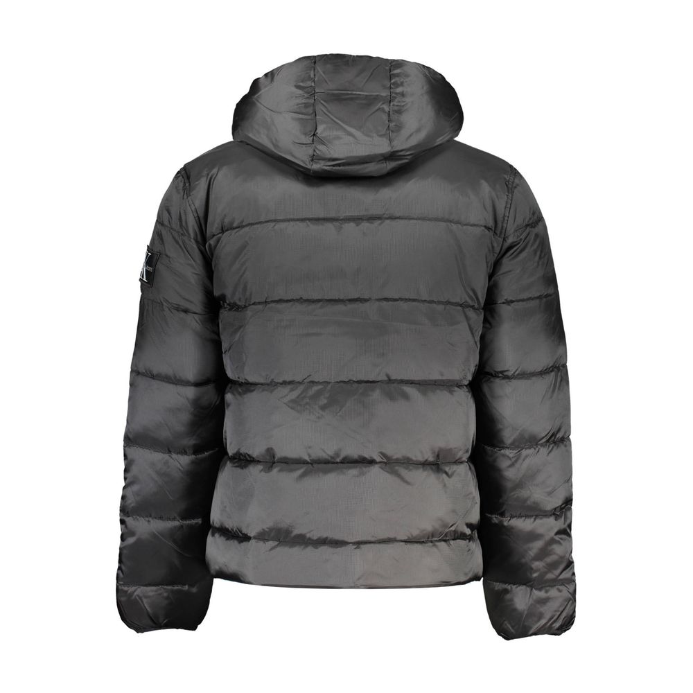 Chaqueta elegante con capucha para hombre y detalles en contraste