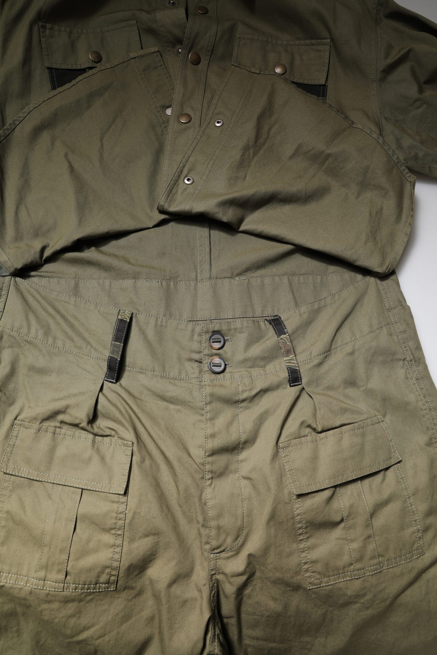 Conjunto casual de camisa y pantalón de algodón elástico marrón