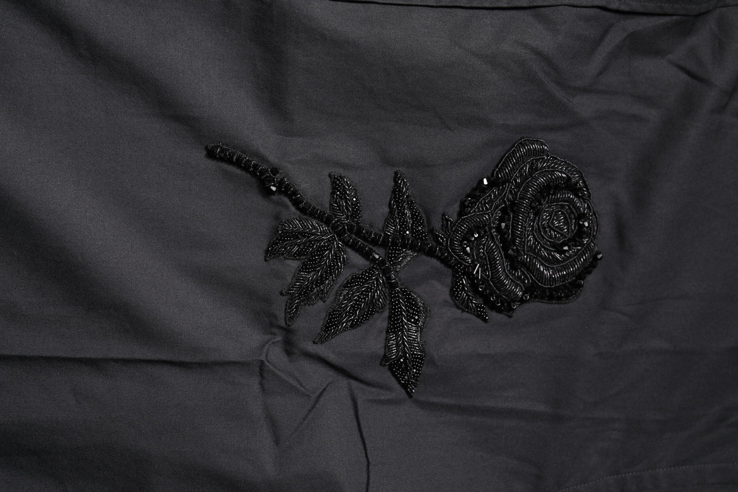 Camisa formal de algodón con estampado floral dorado y negro