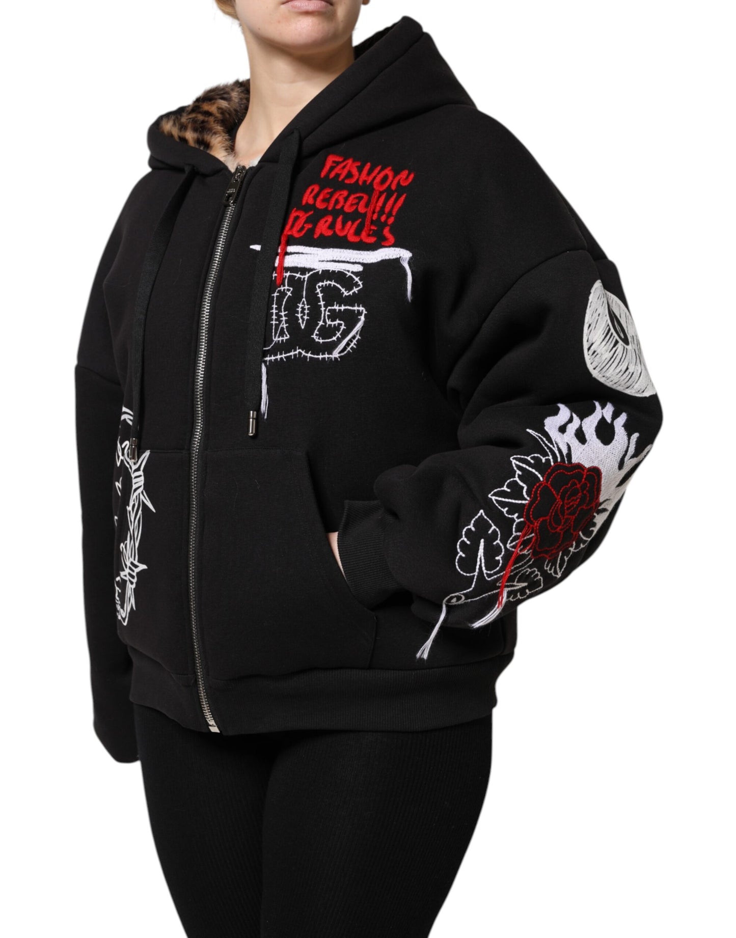 Chaqueta con capucha y cremallera completa bordada en negro