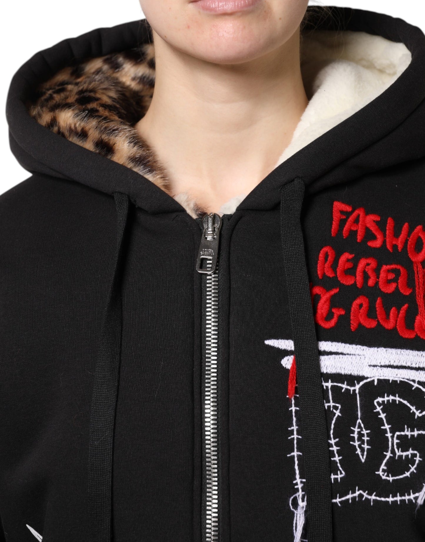 Chaqueta con capucha y cremallera completa bordada en negro