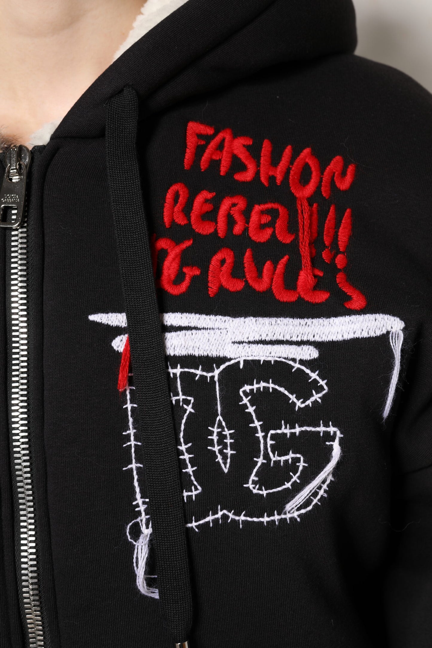 Chaqueta con capucha y cremallera completa bordada en negro