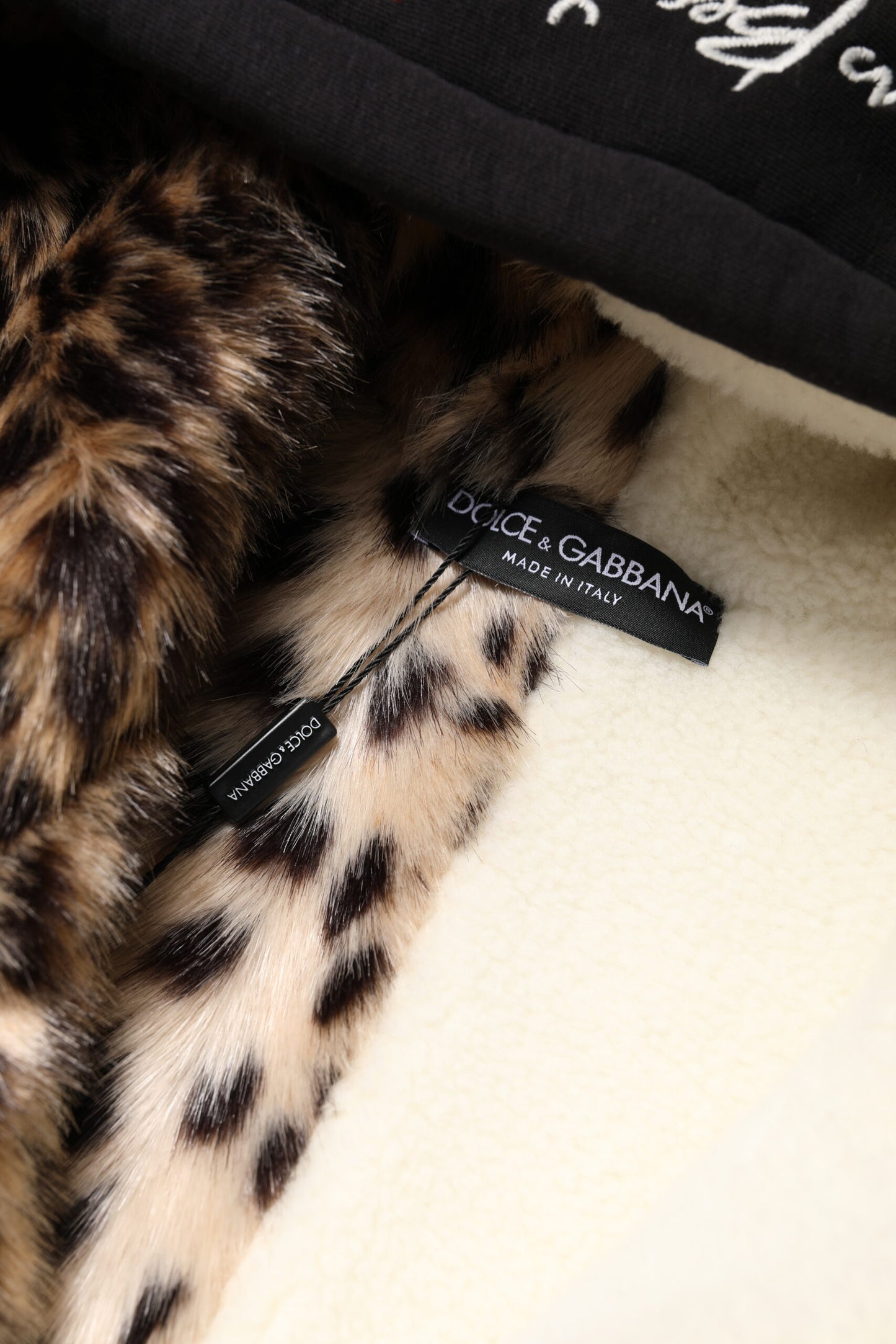 Chaqueta con capucha y cremallera completa bordada en negro