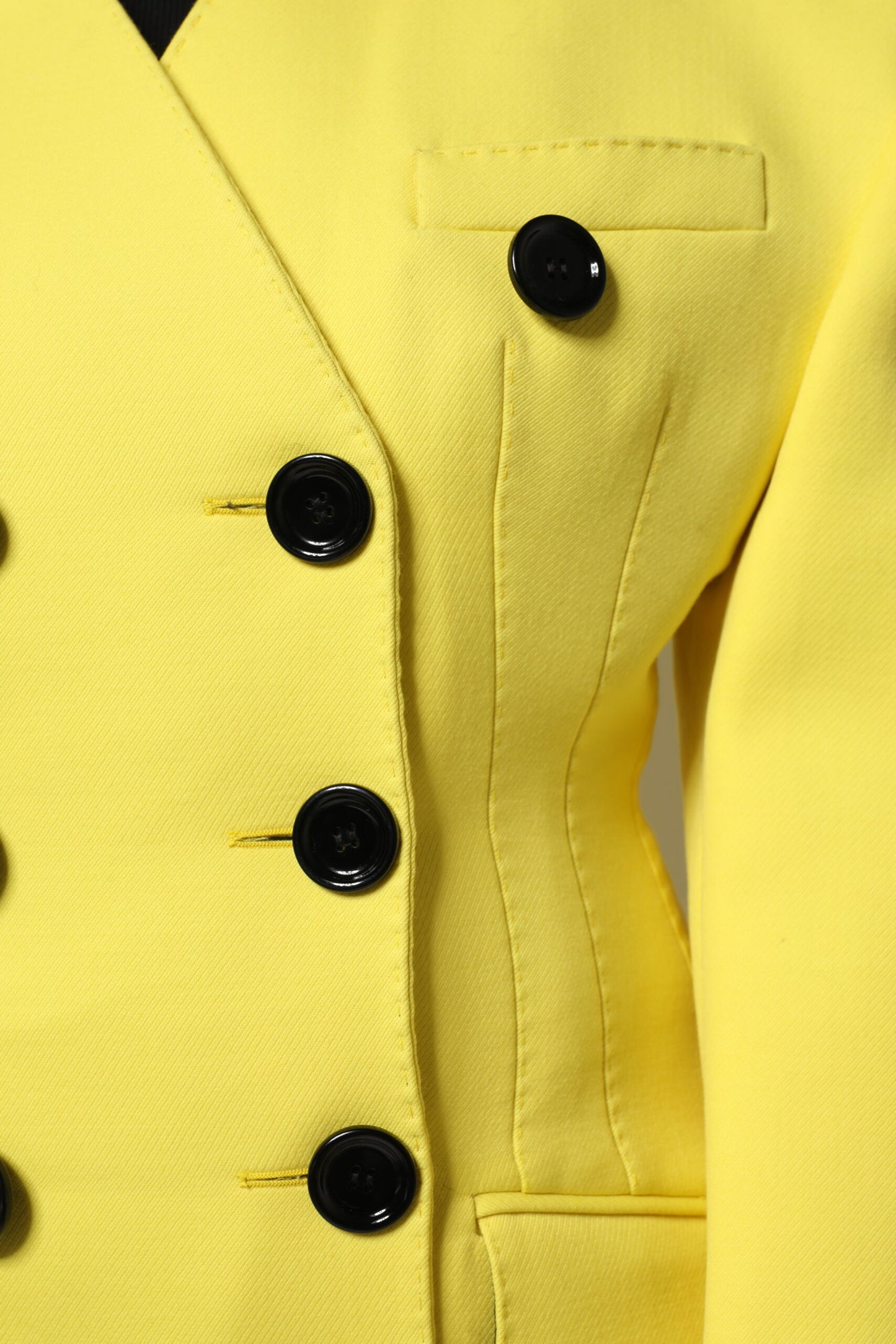 Chaqueta gabardina cruzada amarilla