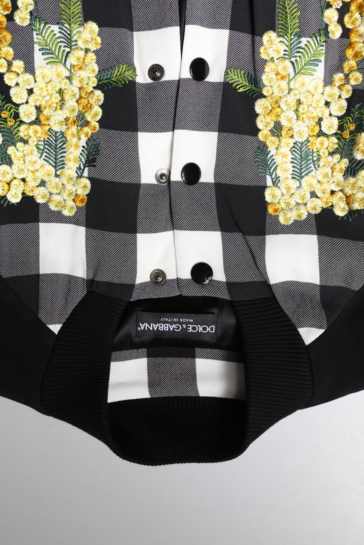 Chaqueta con botones y estampado floral a cuadros blancos y negros