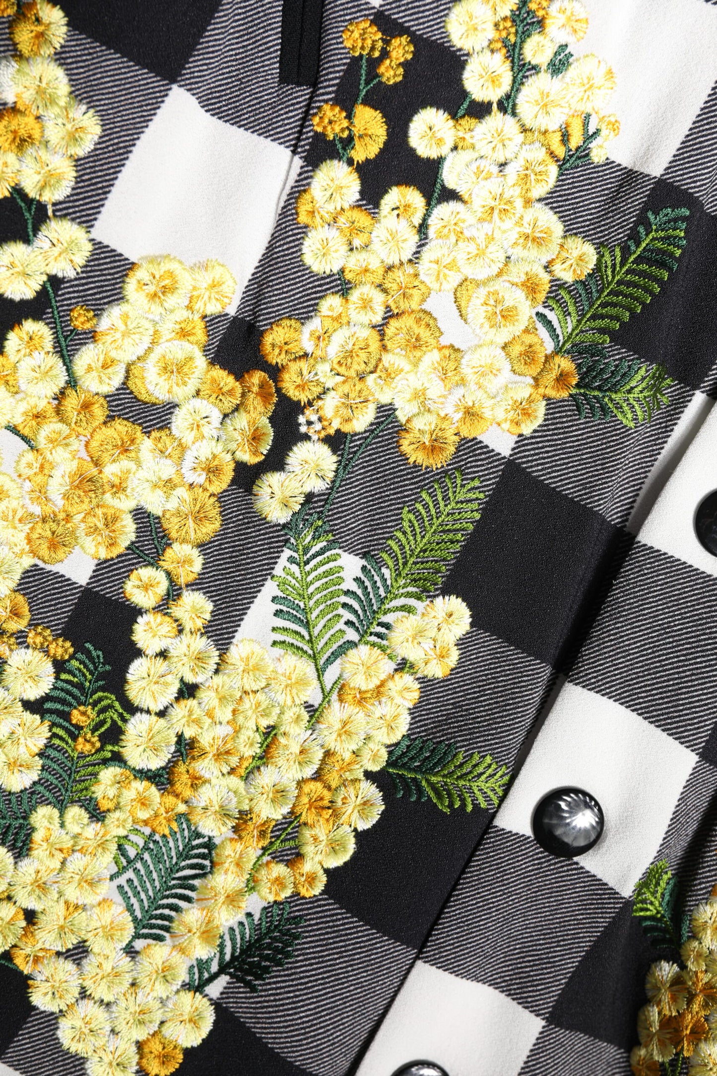 Chaqueta con botones y estampado floral a cuadros blancos y negros