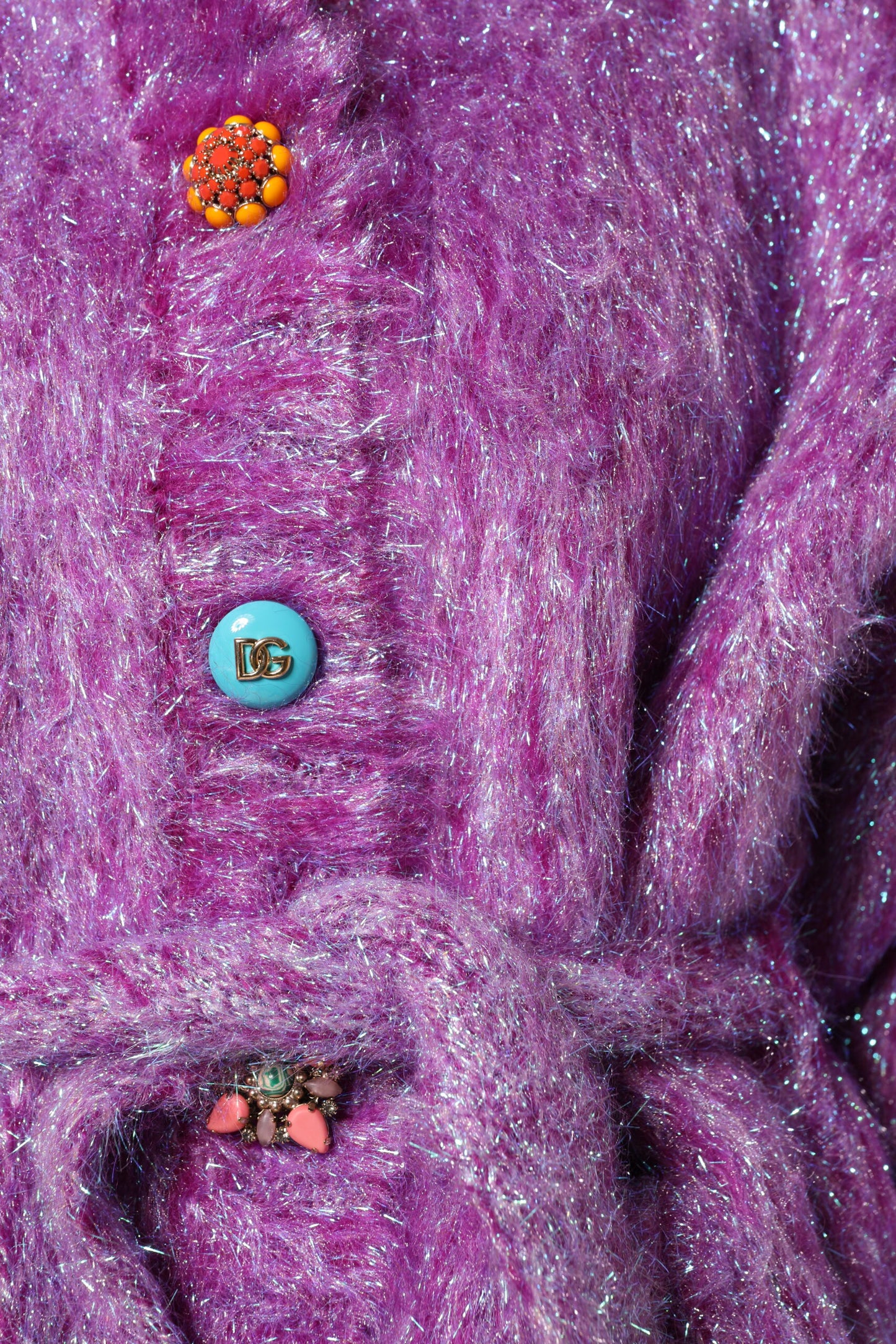 Trench-coat orné de boutons violets