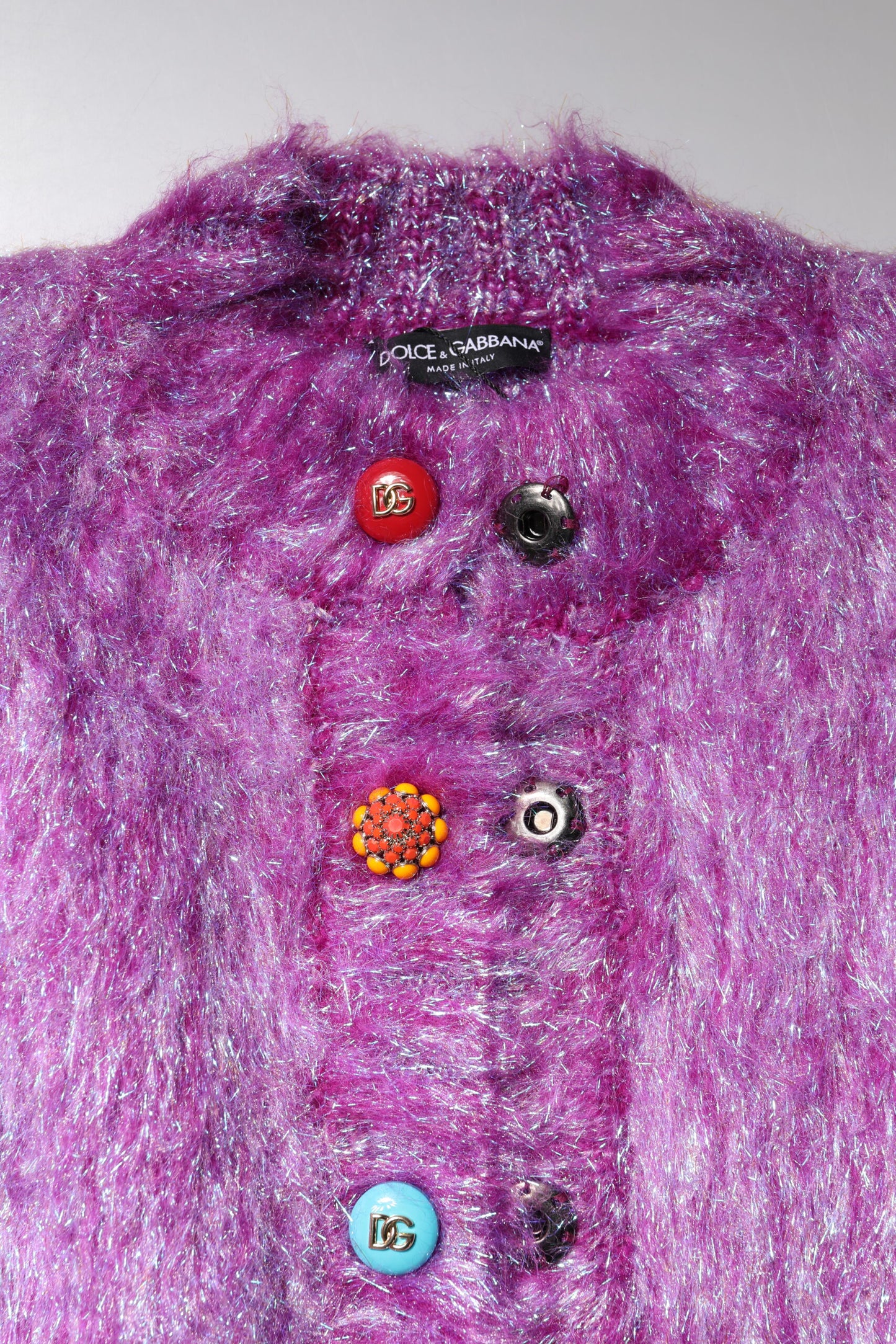 Trench-coat orné de boutons violets