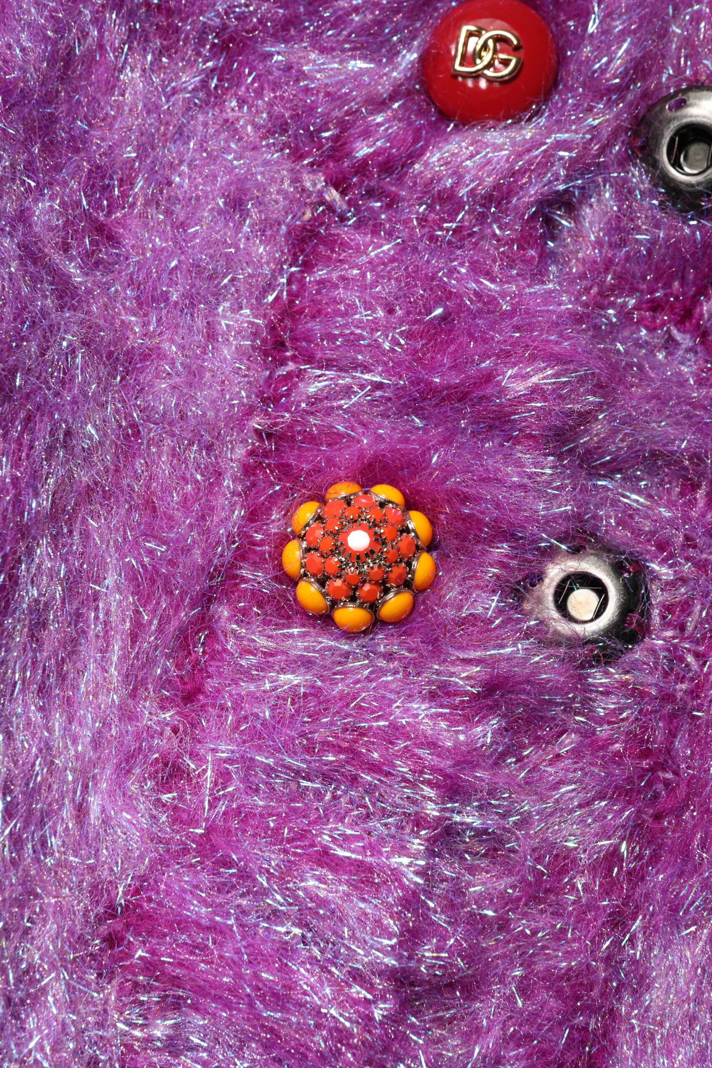Trench-coat orné de boutons violets