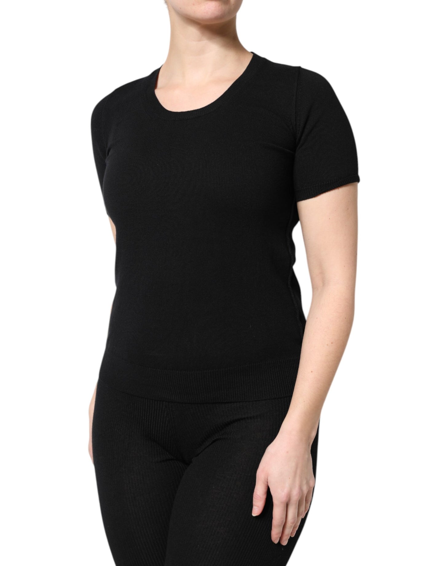 Camiseta negra de algodón con cuello redondo y manga corta