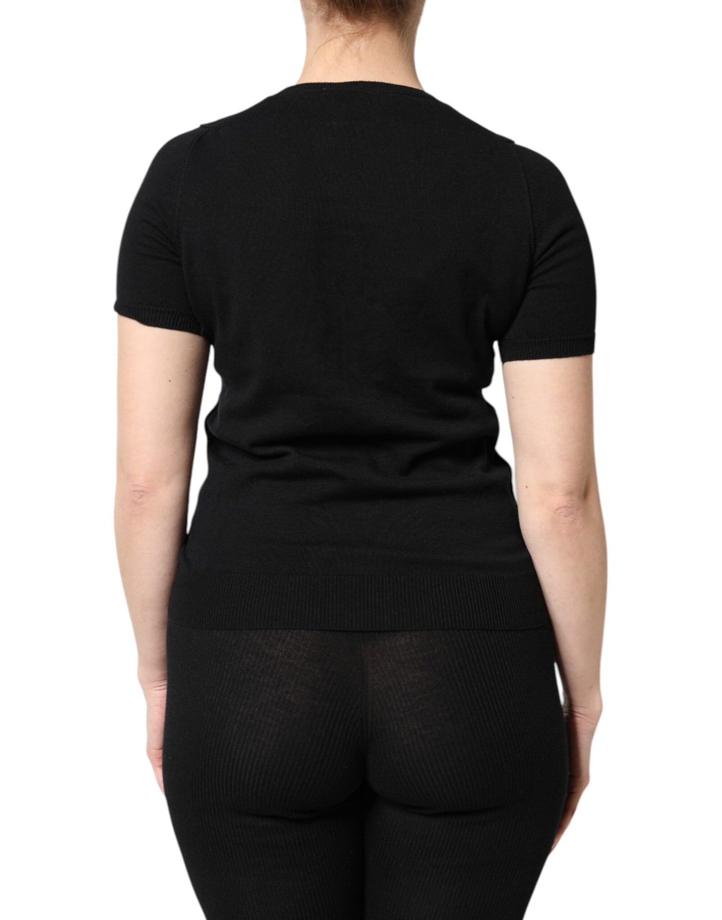 Camiseta negra de algodón con cuello redondo y manga corta