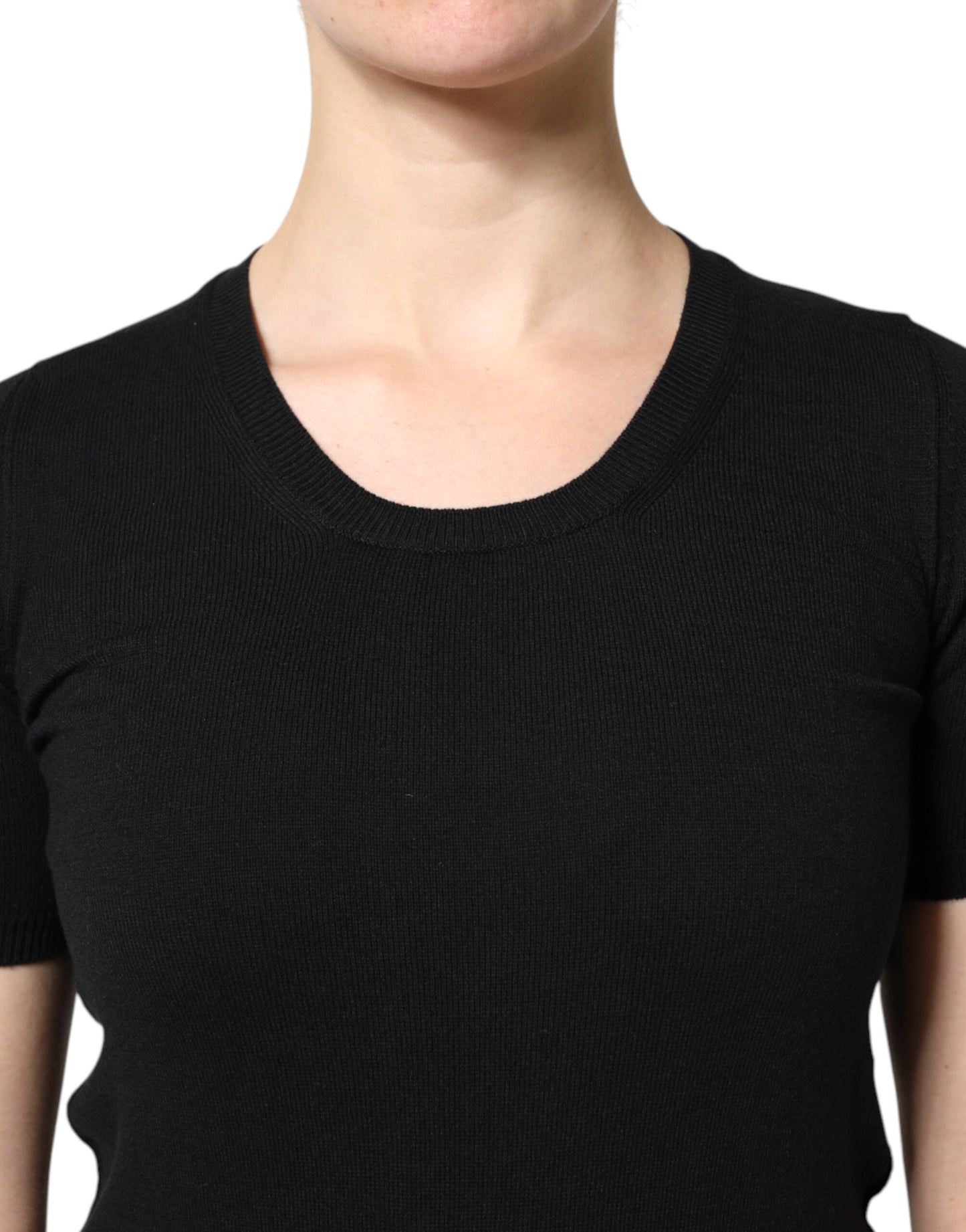 Camiseta negra de algodón con cuello redondo y manga corta