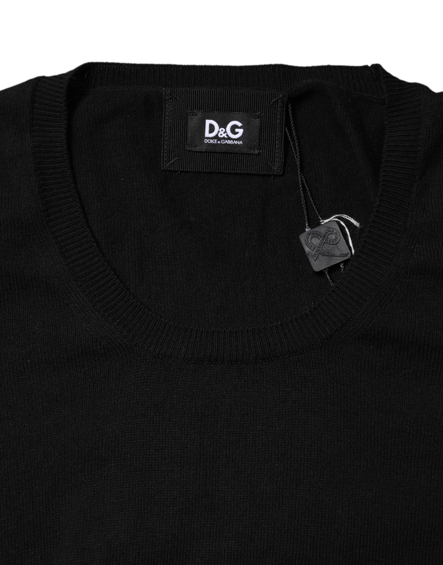 Camiseta negra de algodón con cuello redondo y manga corta